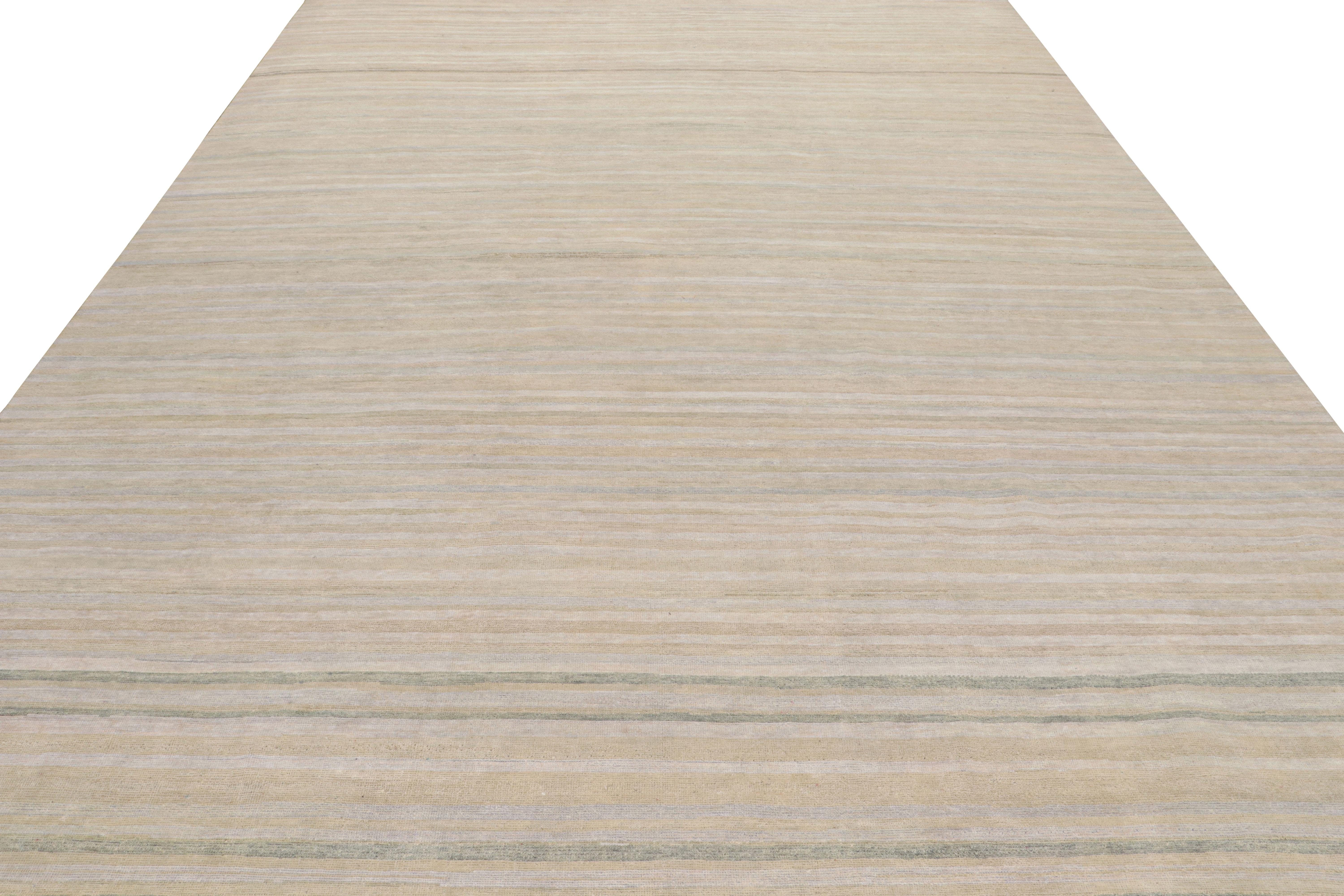 Rug & Kilim's moderner Strukturteppich in cremefarbenem Beige und hellblauen Streifen (Handgeknüpft) im Angebot