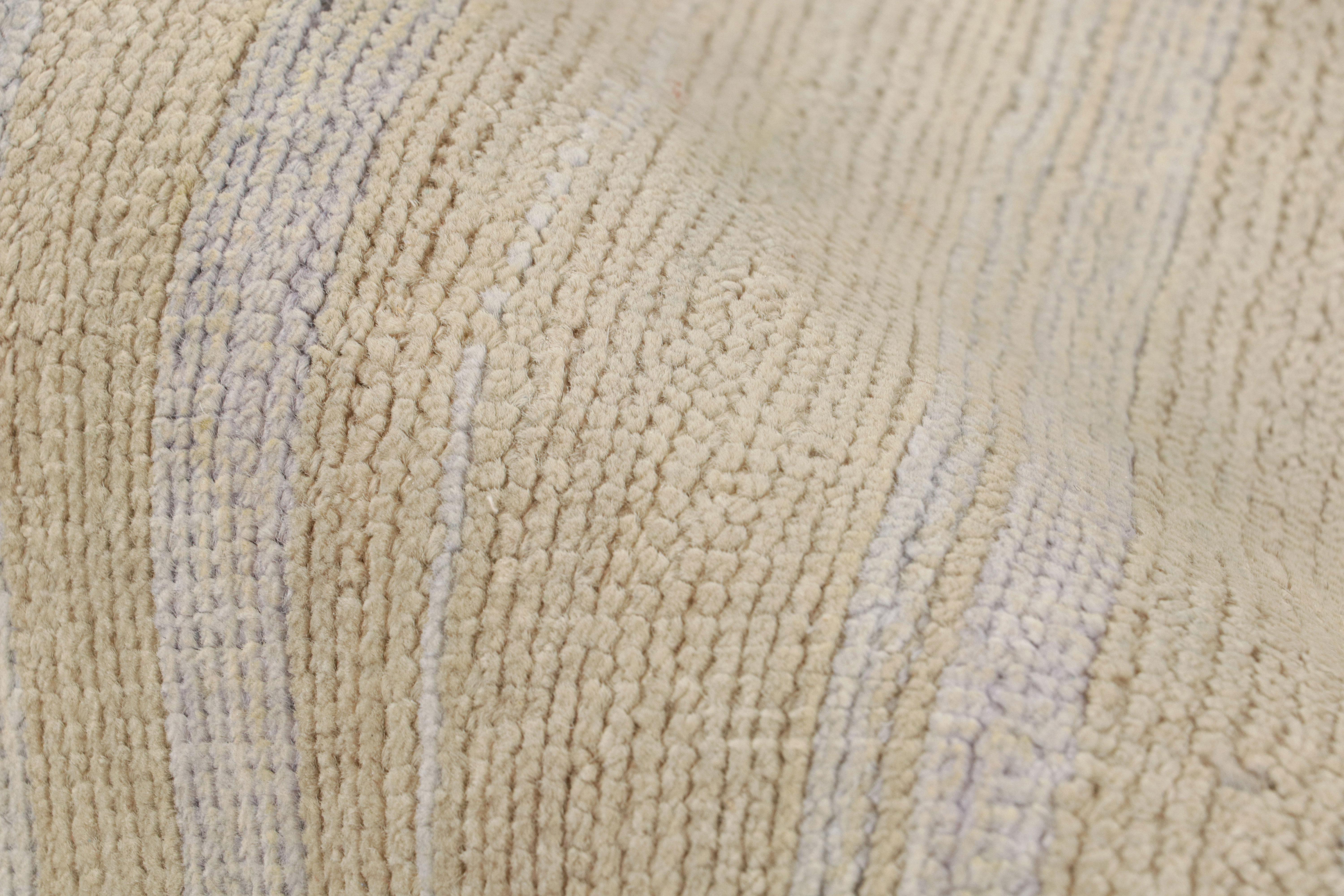 XXIe siècle et contemporain Rug & Kilim's Modern Textural Rug in Creamy Beige and Light Blue Stripes (Tapis à rayures beige crème et bleu clair) en vente