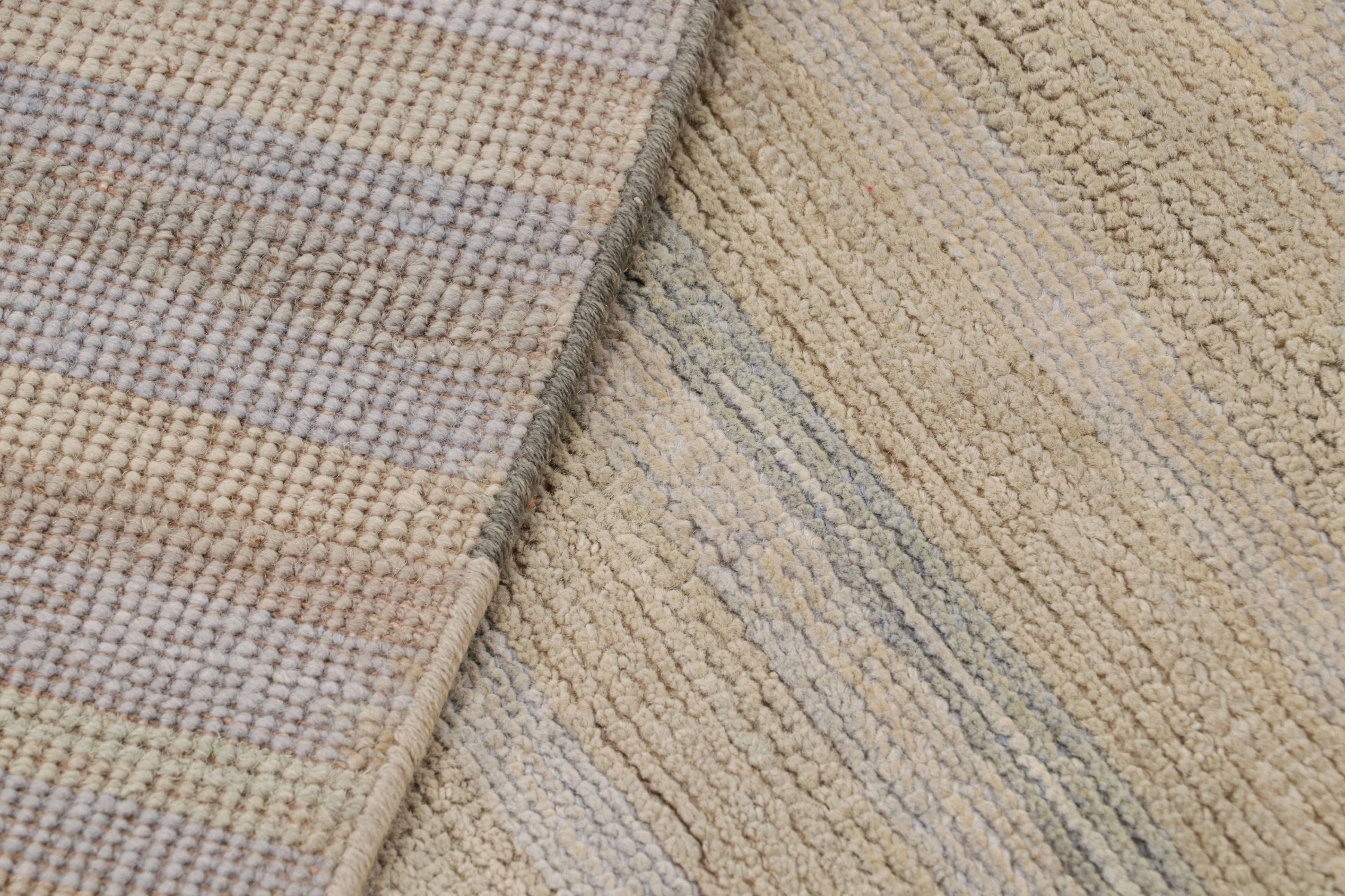 Rug & Kilim's moderner Strukturteppich in cremefarbenem Beige und hellblauen Streifen (Wolle) im Angebot