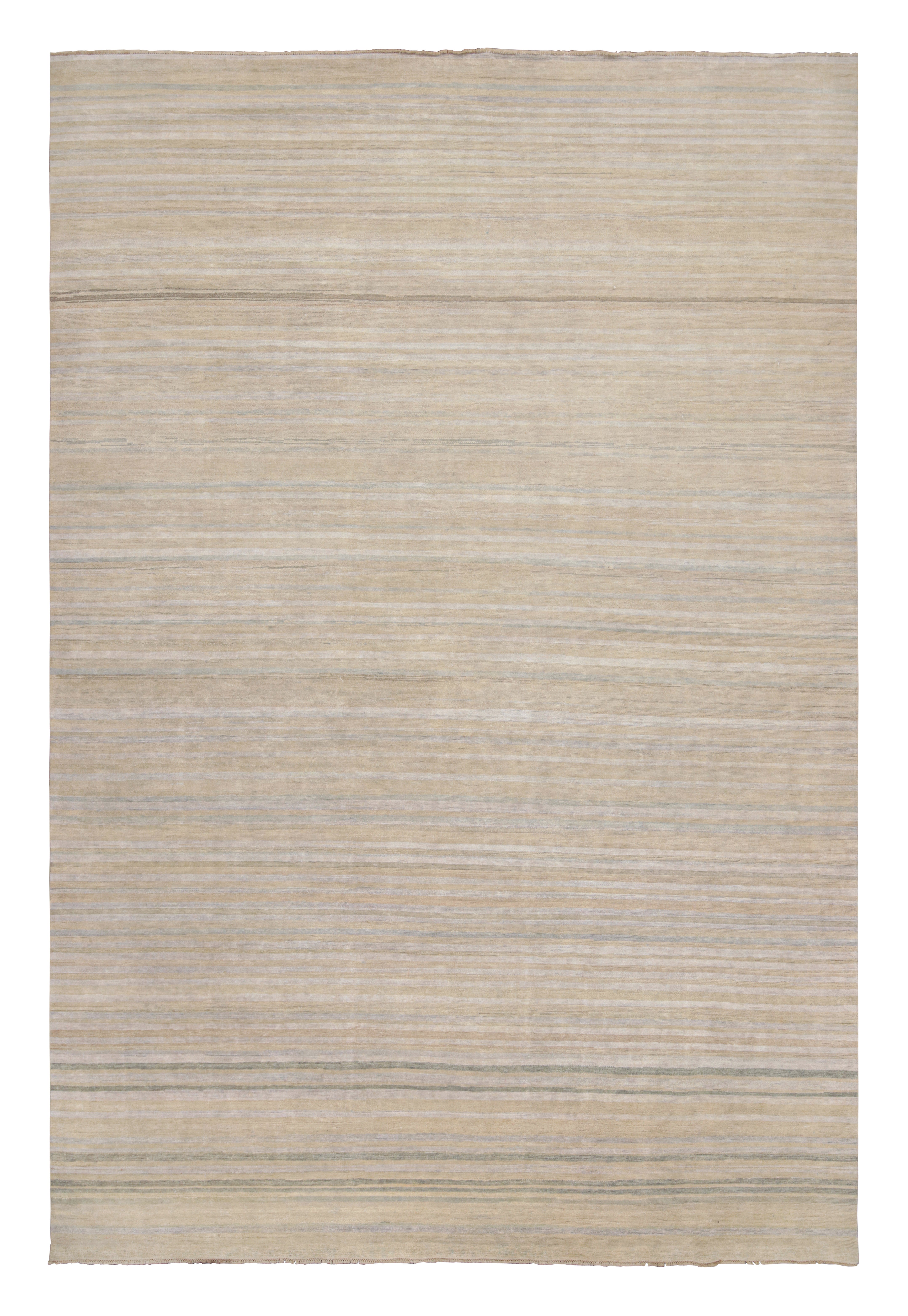 Rug & Kilim's moderner Strukturteppich in cremefarbenem Beige und hellblauen Streifen