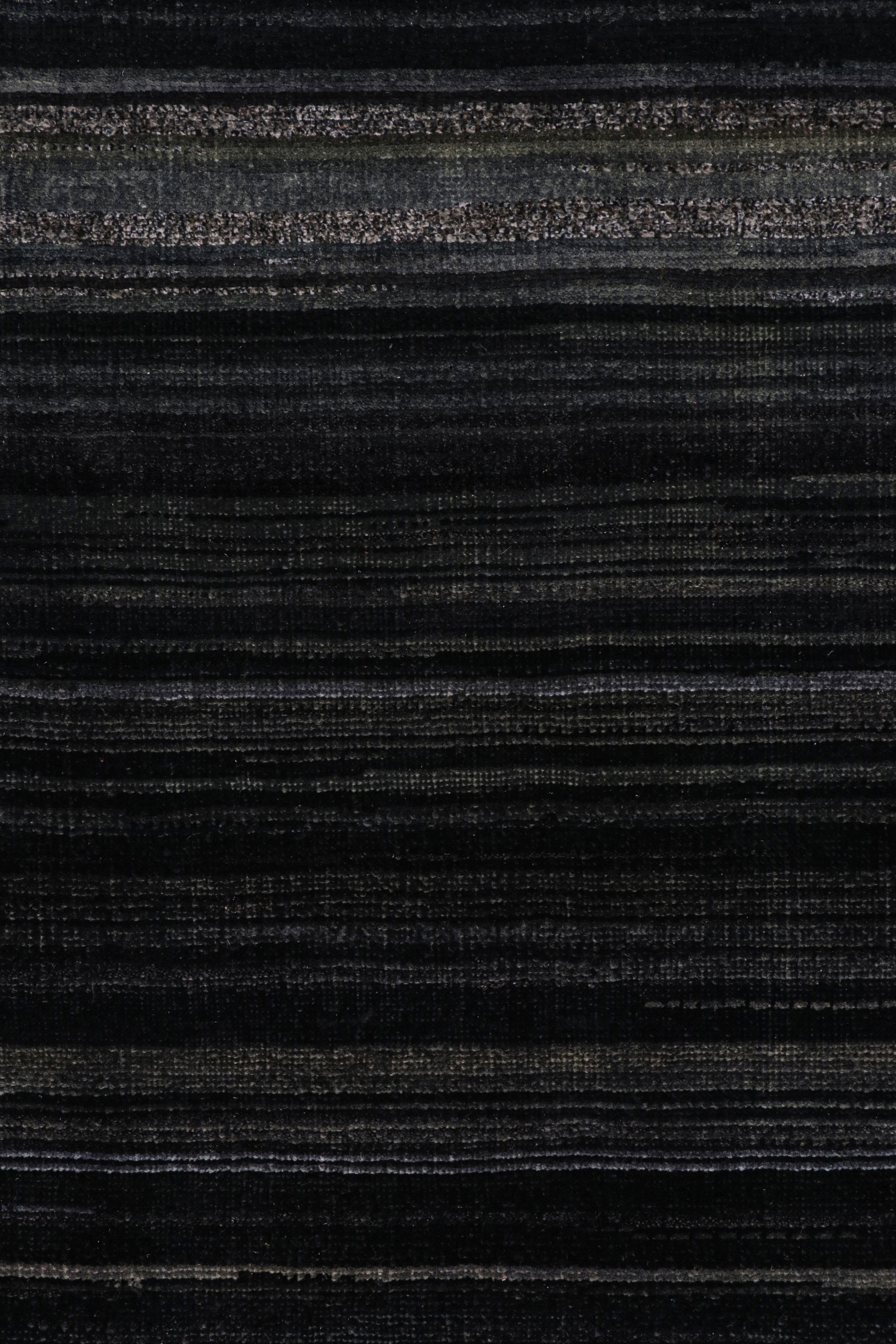 Moderno Rug & Kilim è un tappeto moderno a righe e strisce blu scuro e grisaglie. in vendita