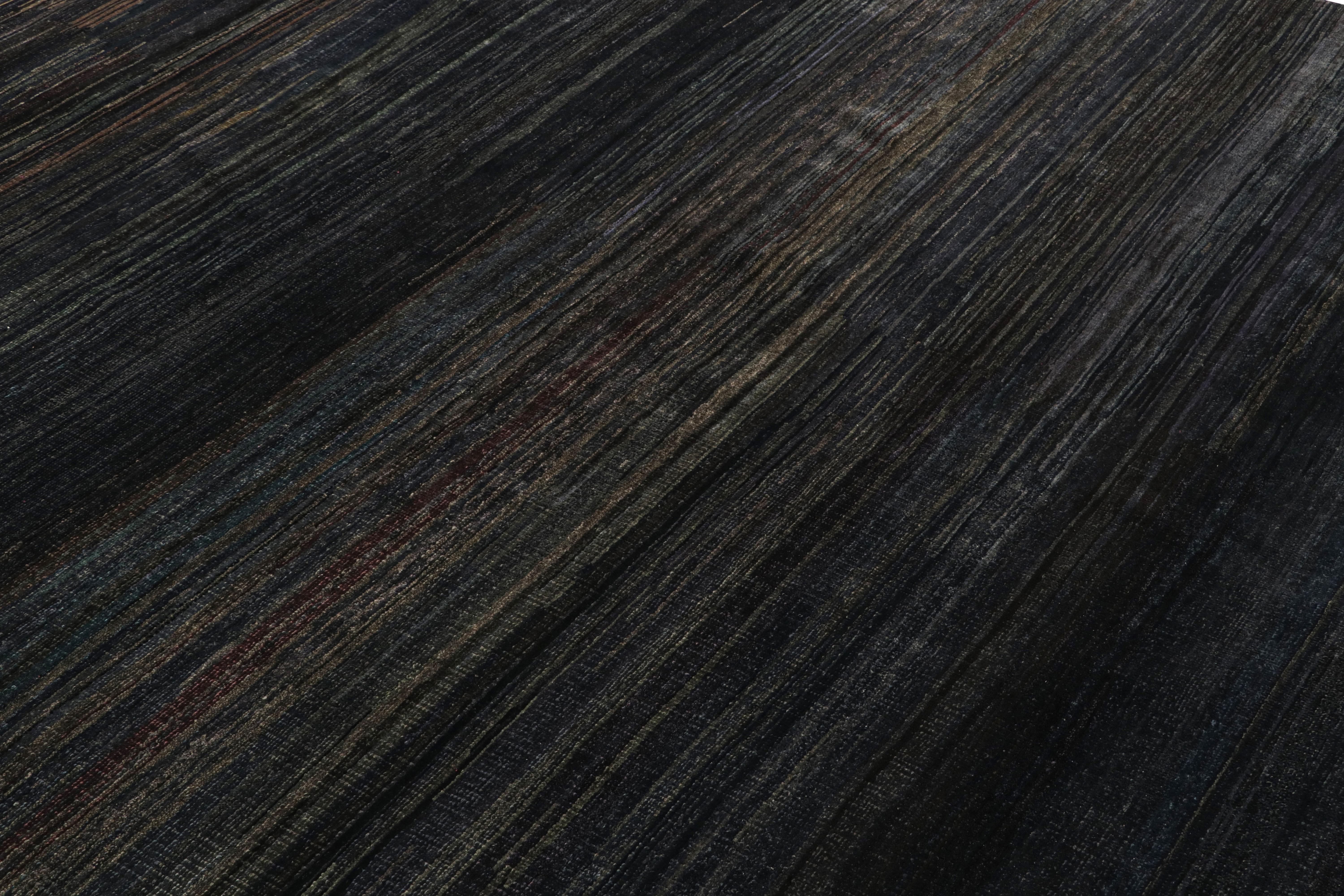 Moderno Rug & Kilim è un tappeto moderno a righe e strisce blu scuro e grisaglie. in vendita