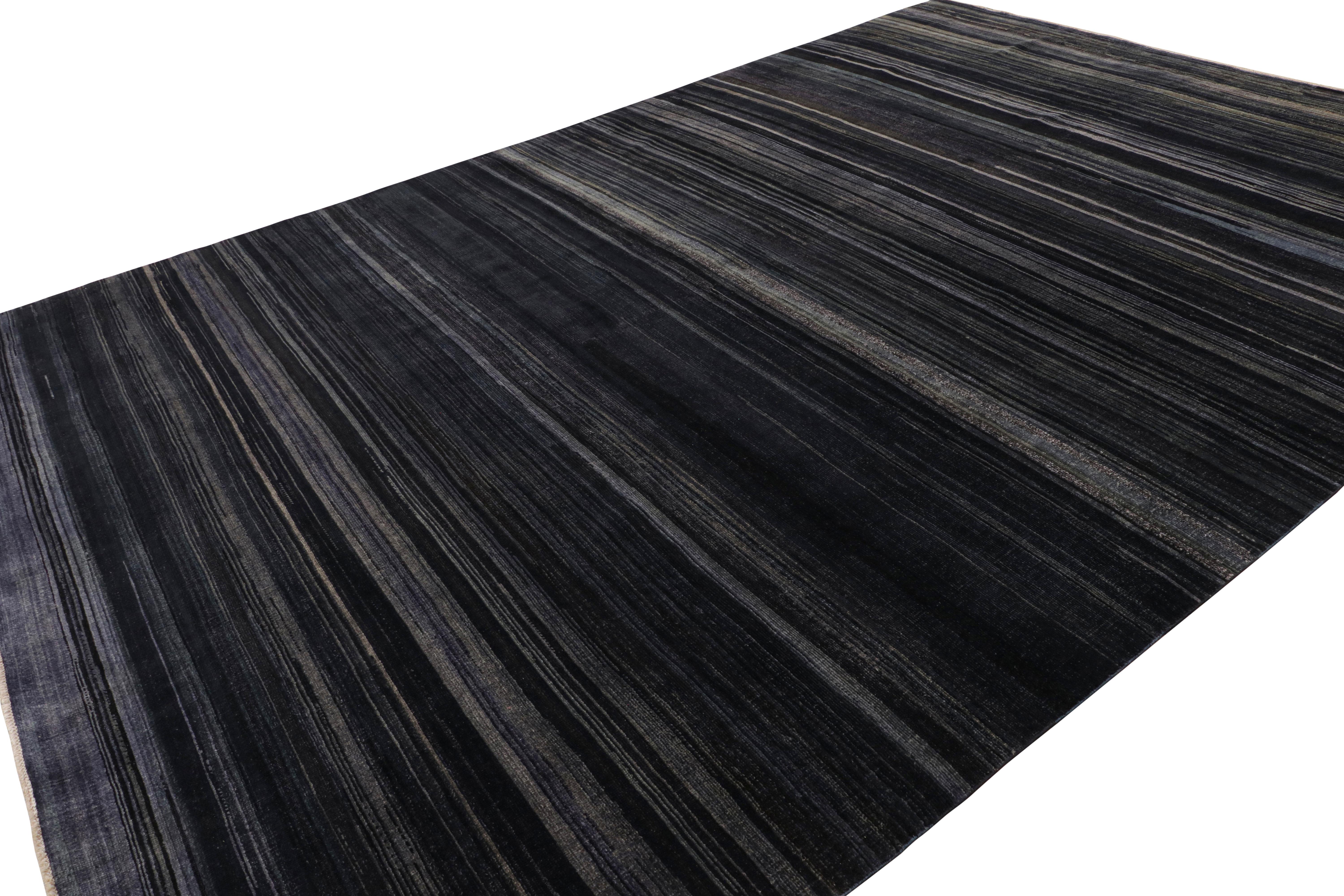 Indiano Rug & Kilim è un tappeto moderno a righe e strisce blu scuro e grisaglie. in vendita