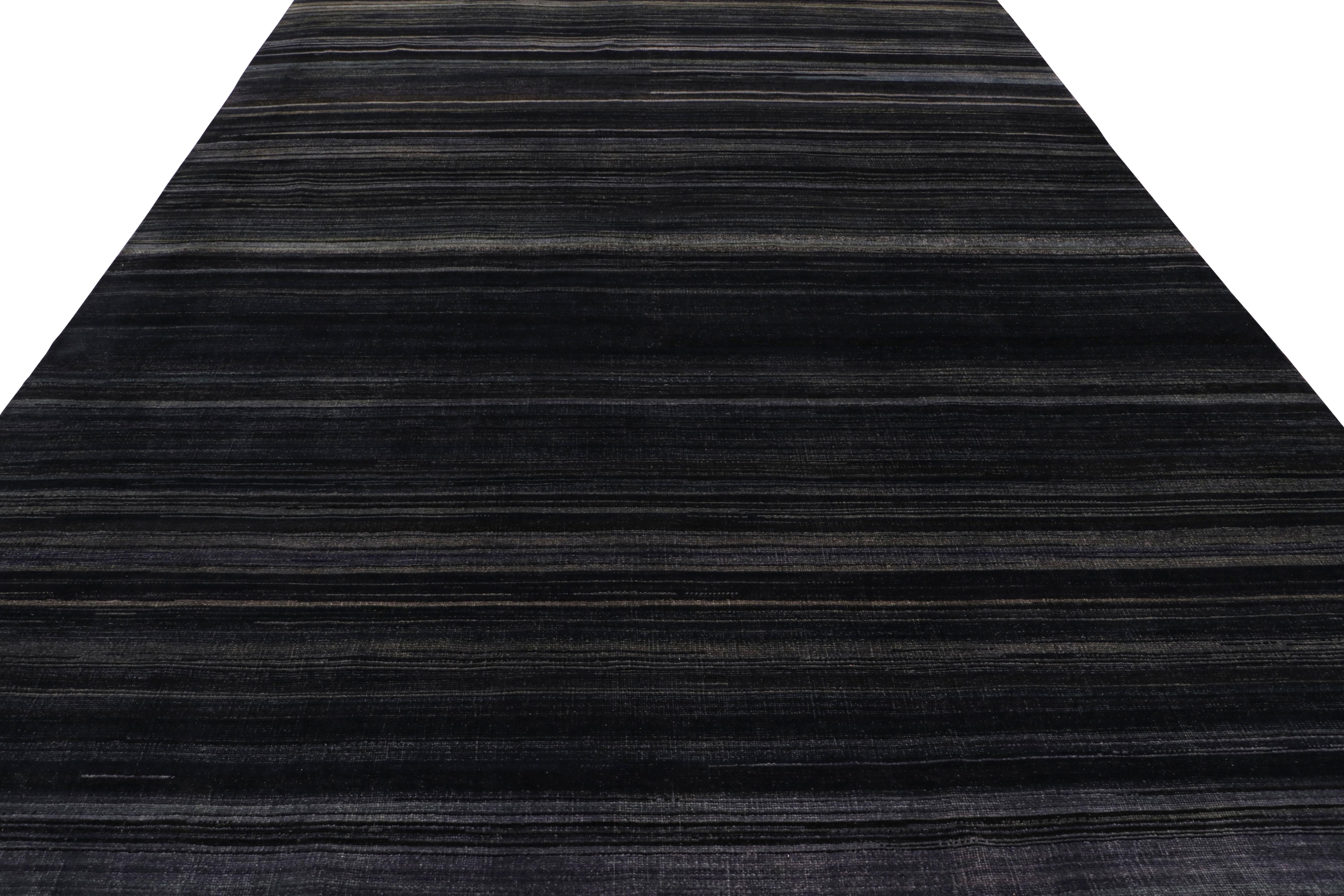 Annodato a mano Rug & Kilim è un tappeto moderno a righe e strisce blu scuro e grisaglie. in vendita