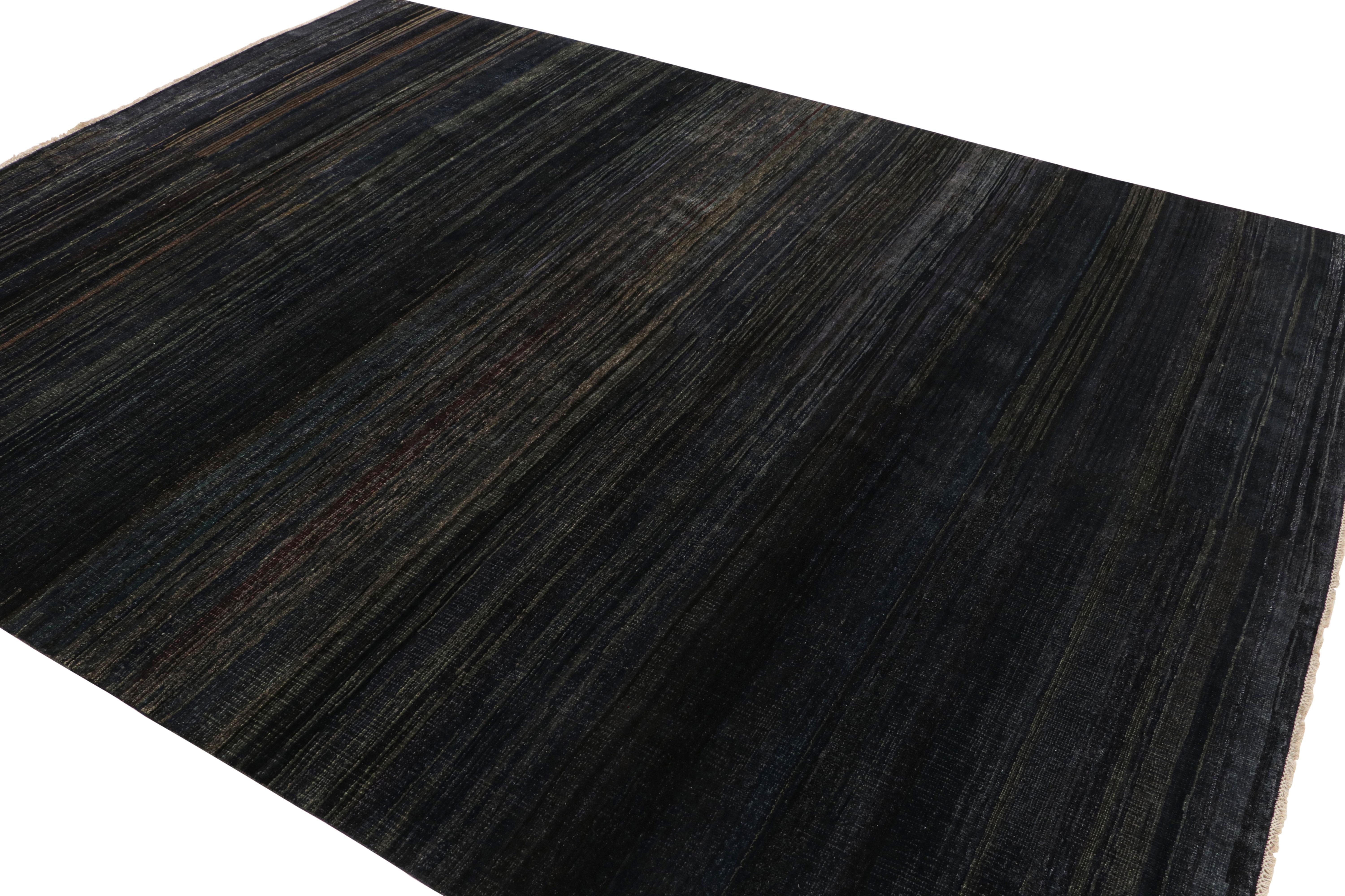 Annodato a mano Rug & Kilim è un tappeto moderno a righe e strisce blu scuro e grisaglie. in vendita