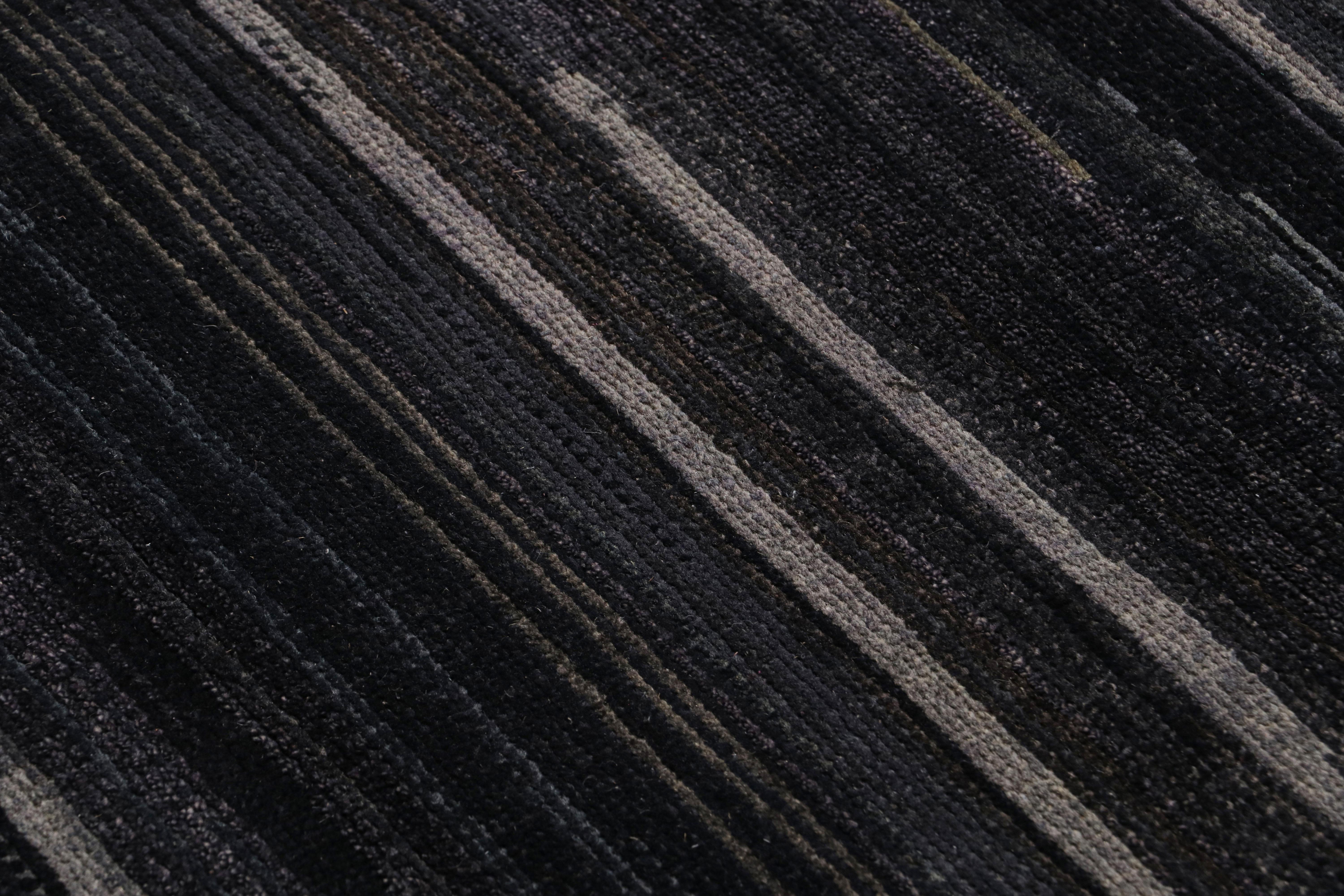 Rug & Kilim è un tappeto moderno a righe e strisce blu scuro e grisaglie. In condizioni Nuovo in vendita a Long Island City, NY