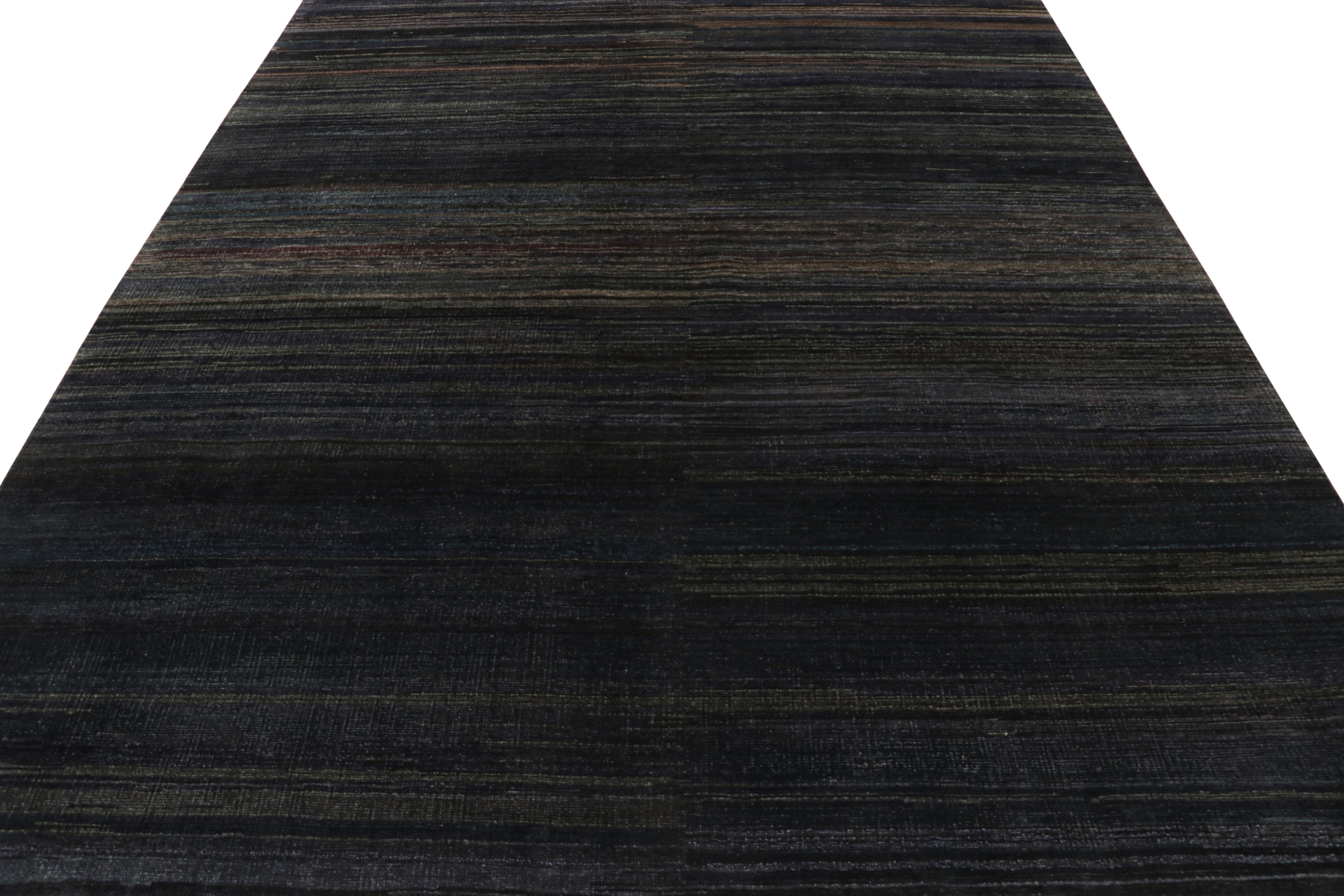 Rug & Kilim è un tappeto moderno a righe e strisce blu scuro e grisaglie. In condizioni Nuovo in vendita a Long Island City, NY