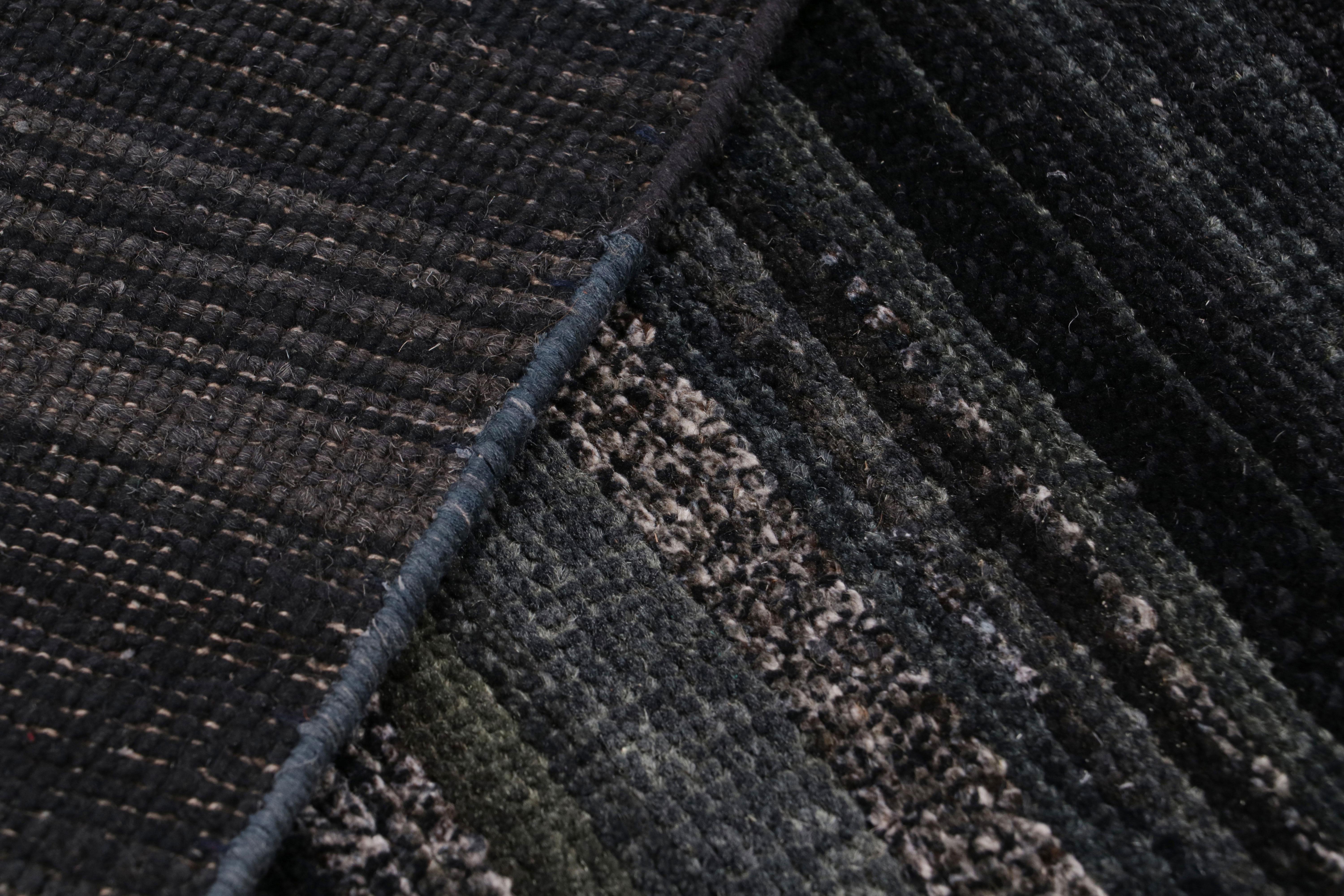 XXIe siècle et contemporain Rug & Kilim's Modern Textural Rug in Dark Blue and Grisailles Stripes and Striae (tapis texturé moderne en bleu foncé et rayures grises) en vente