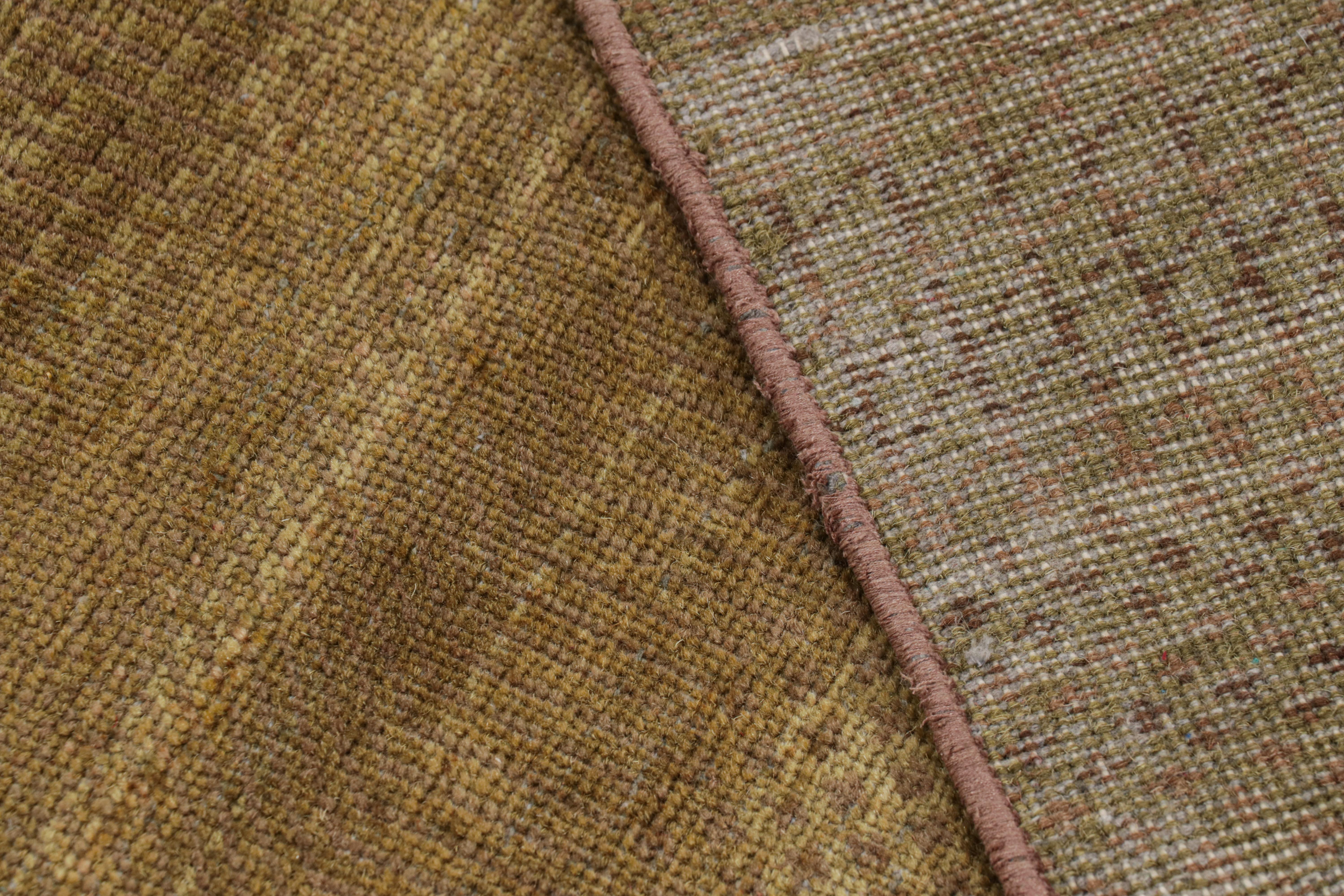 Laine Rug & Kilim's Modern Textural Rug in Green, Brown and Gold Stripes and Striae (Tapis à rayures et à bandes vertes, brunes et dorées) en vente