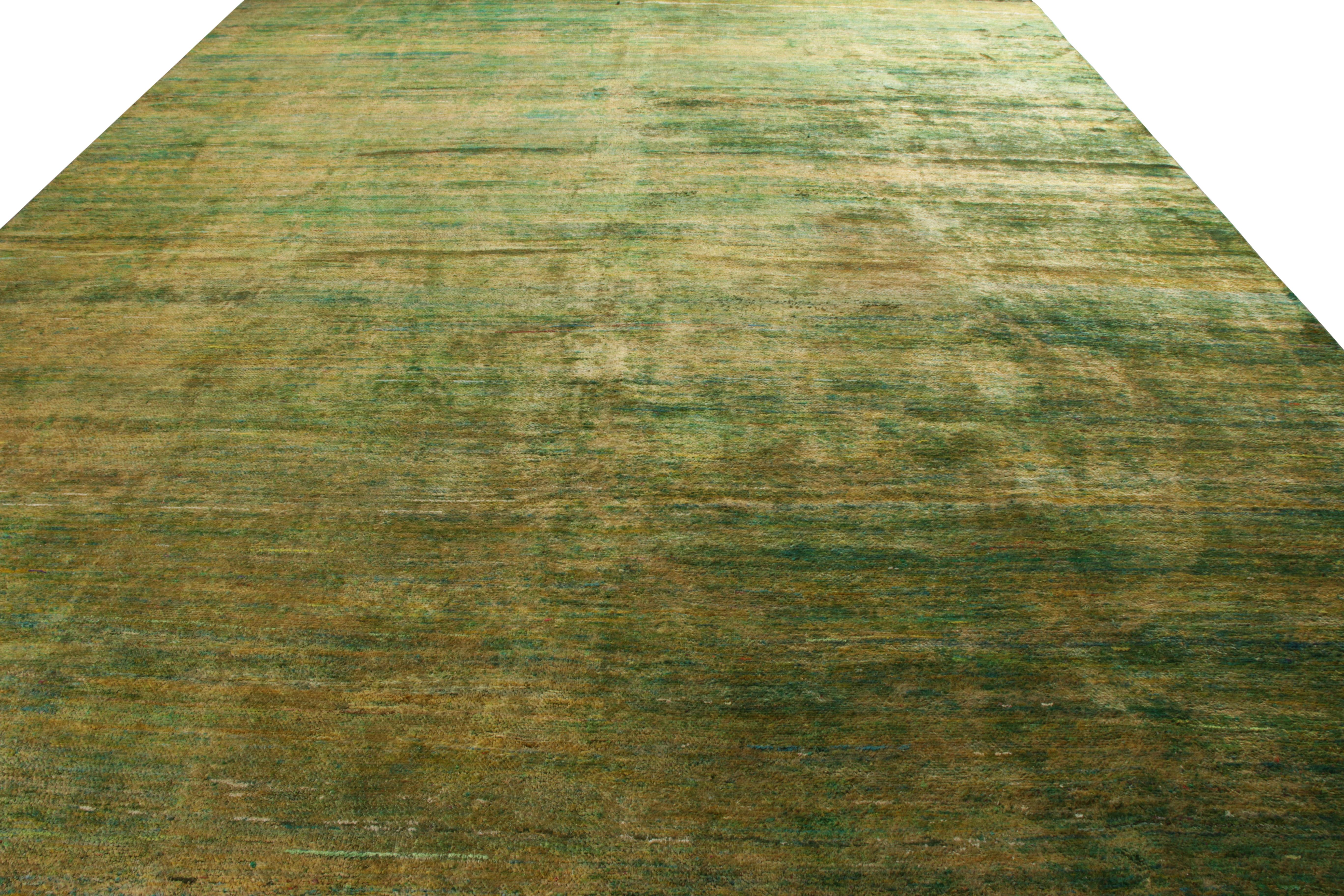 Un tapis de soie noué à la main de bon goût qui extrait la beauté des couleurs primaires de la collection exclusive Texture of Color de Rug & Kilim. D'une taille de 12x15, le tapis est un jeu de superposition de tons verts et jaunes qui donnent une