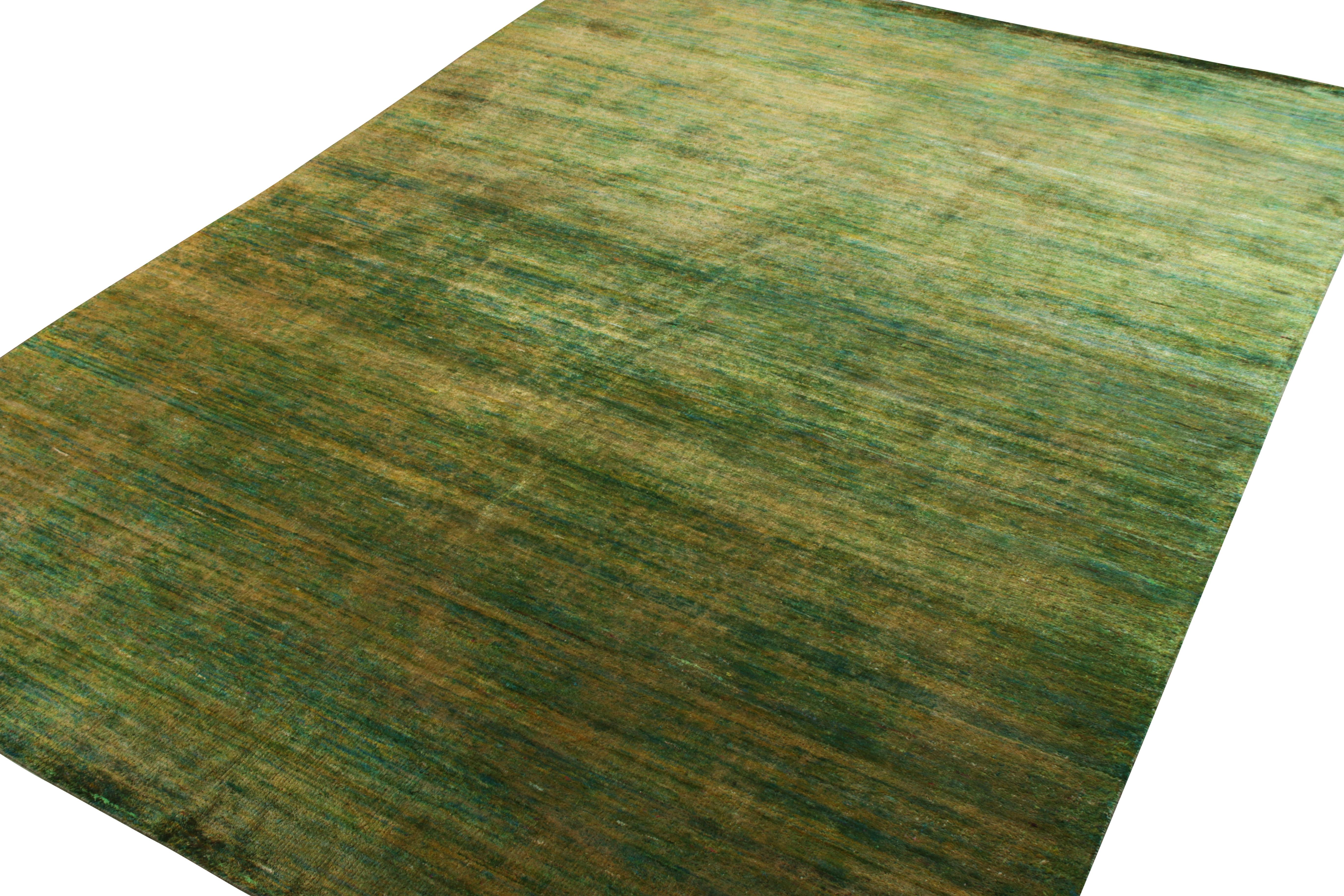 Rug & Kilim's Modern Textural Rug in Grün, Gelb und mit Streifenmuster (Moderne) im Angebot
