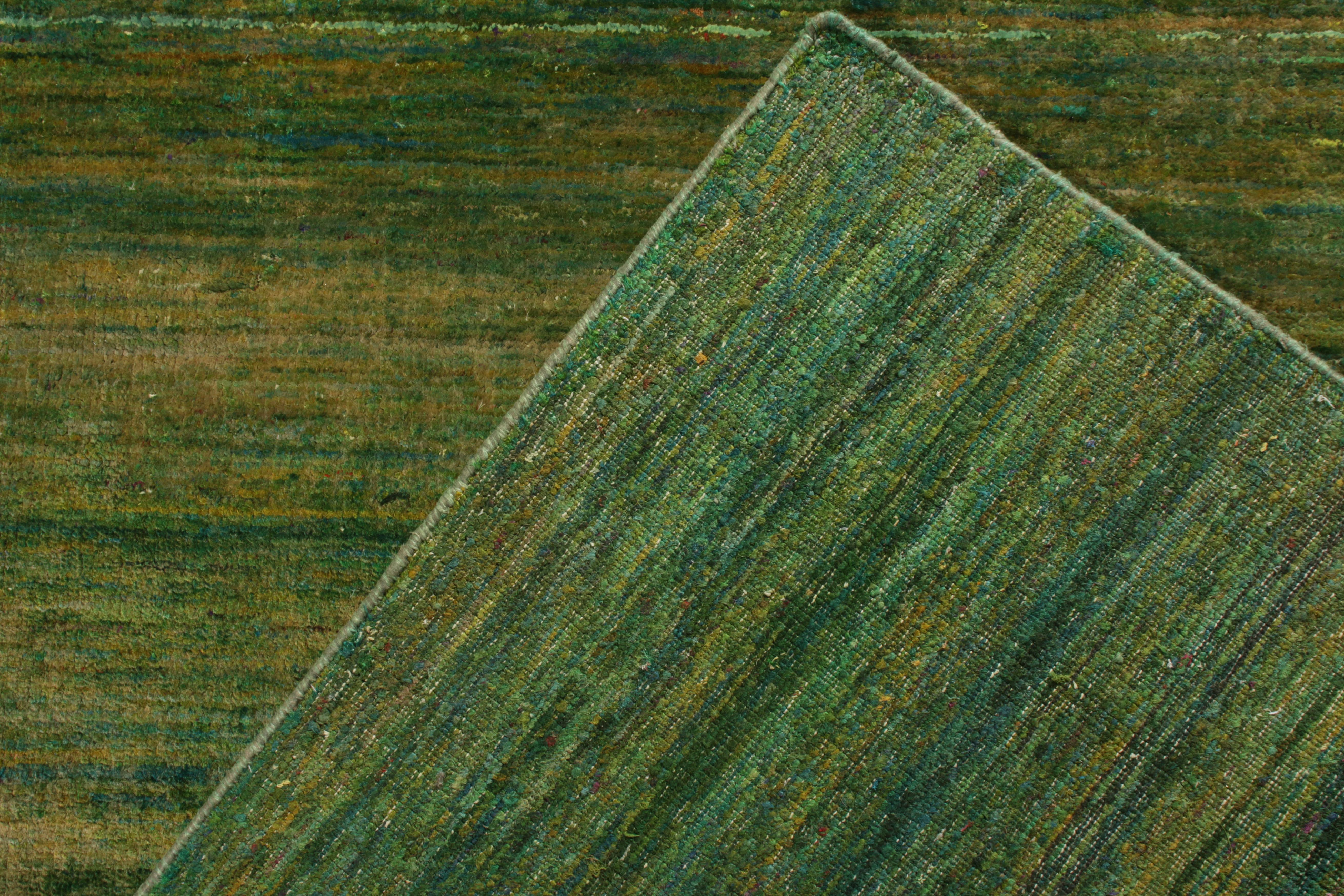 Rug & Kilim's Modern Textural Rug in Grün, Gelb und mit Streifenmuster (Handgeknüpft) im Angebot
