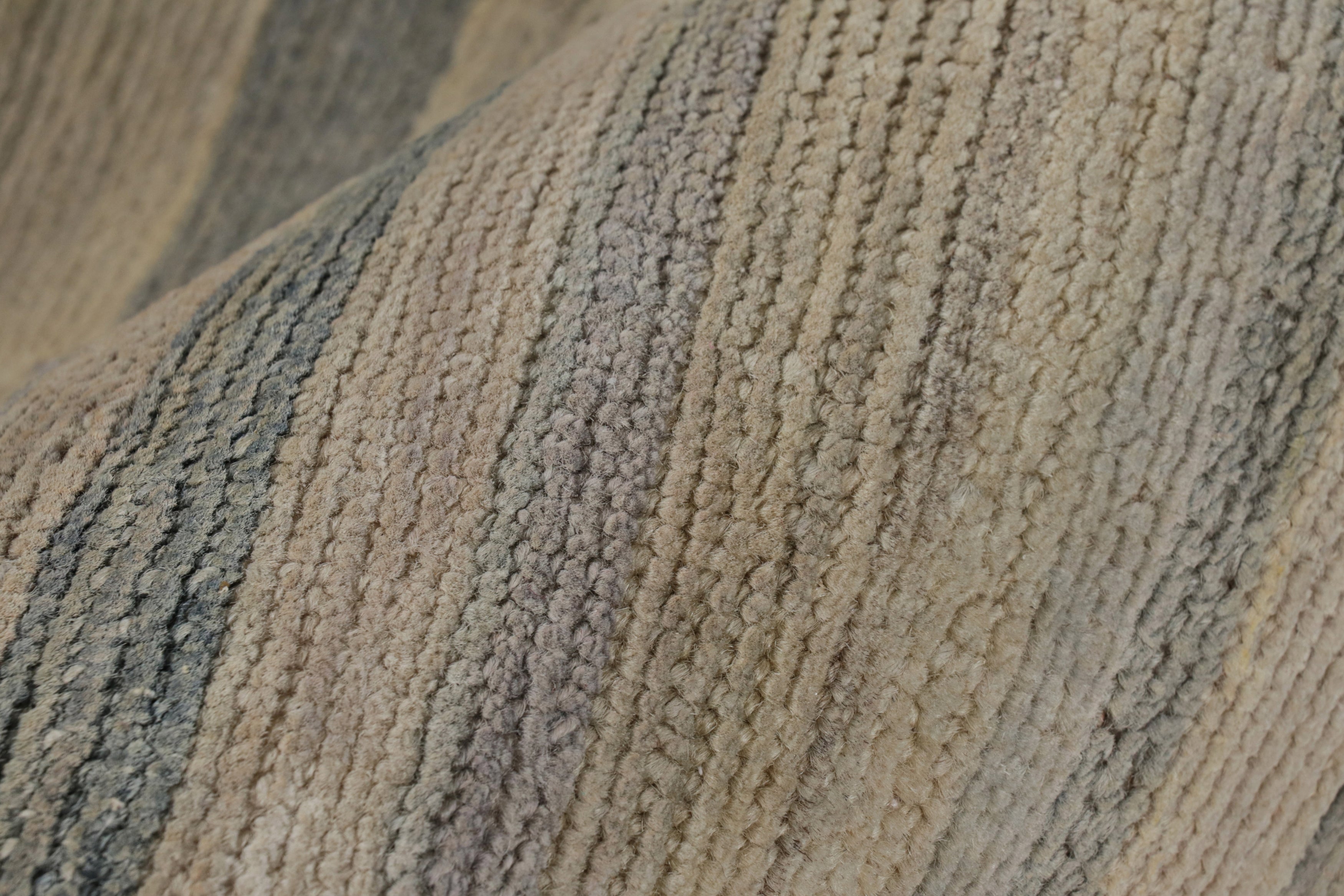 Questo tappeto testurizzato 10x15 è un'entusiasmante novità della collezione Texture of Color di Rug & Kilim, realizzata con lana annodata a mano e una nuova interpretazione del tema di questa collezione, in particolare una tintura vegetale come