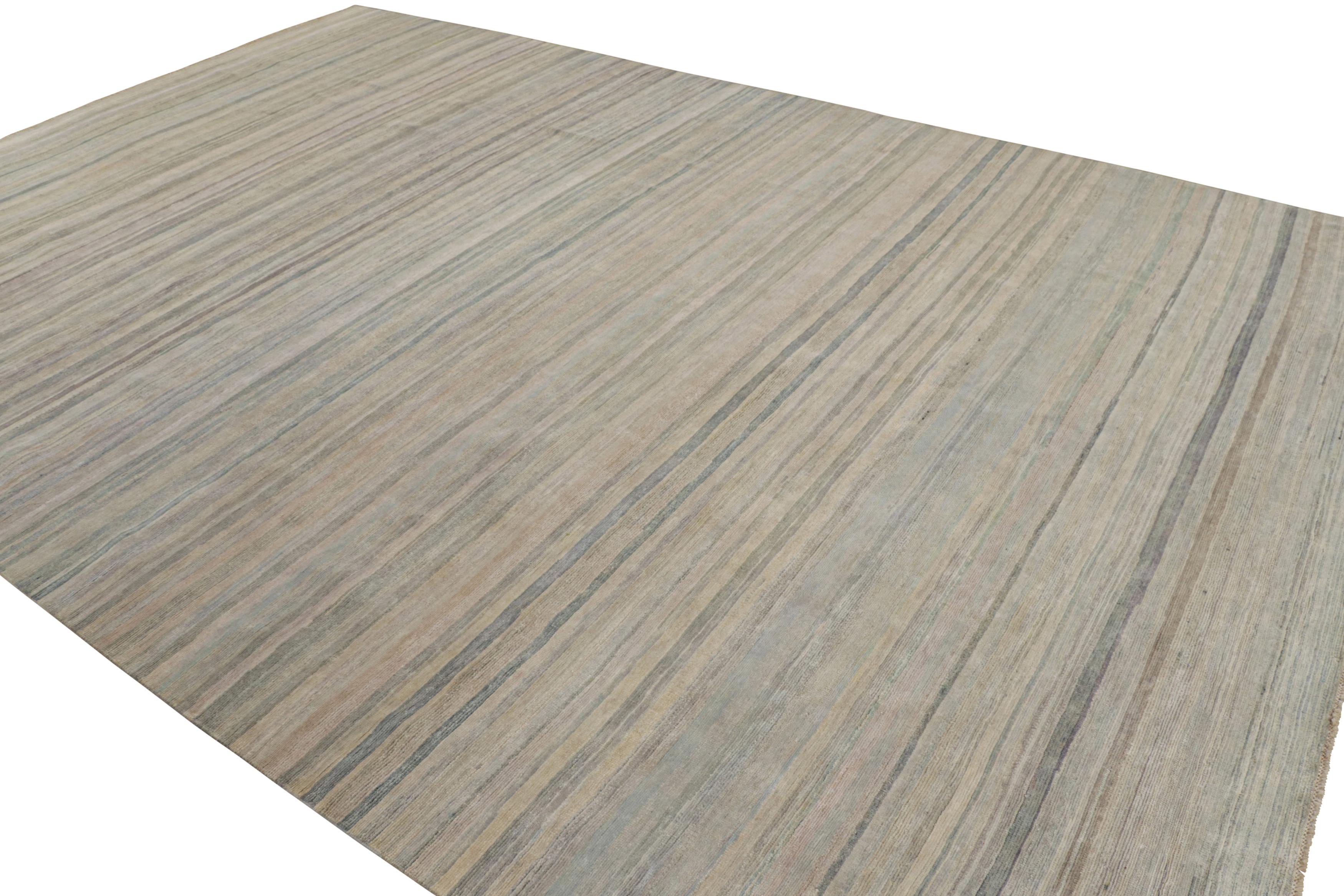 Annodato a mano Rug & Kilim è un tappeto moderno a righe e strisce blu e grigio. in vendita