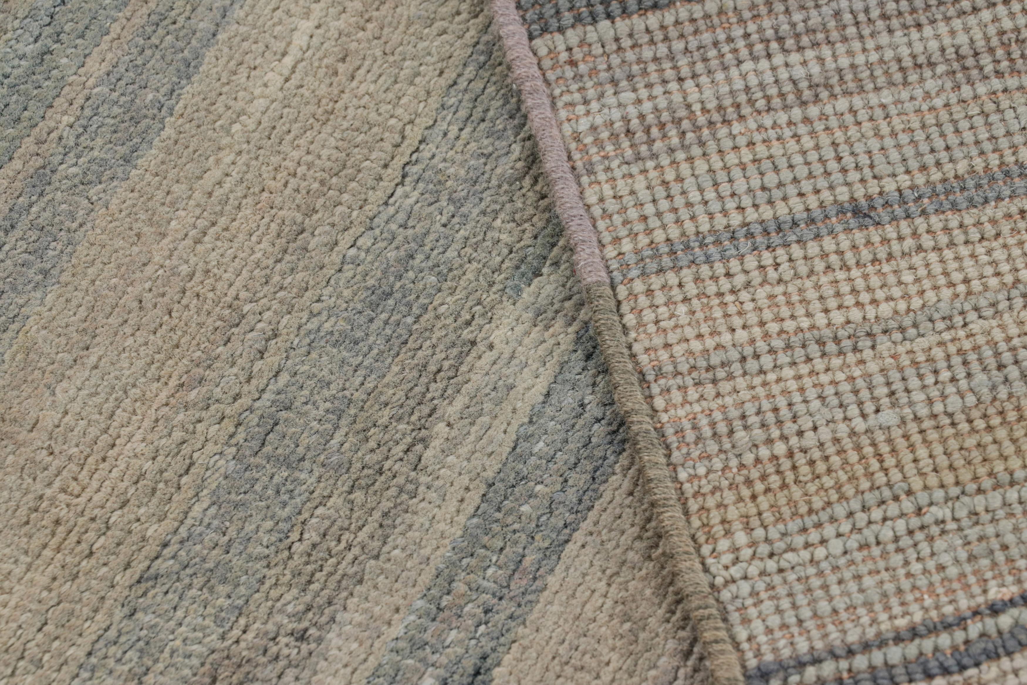 Lana Rug & Kilim è un tappeto moderno a righe e strisce blu e grigio. in vendita
