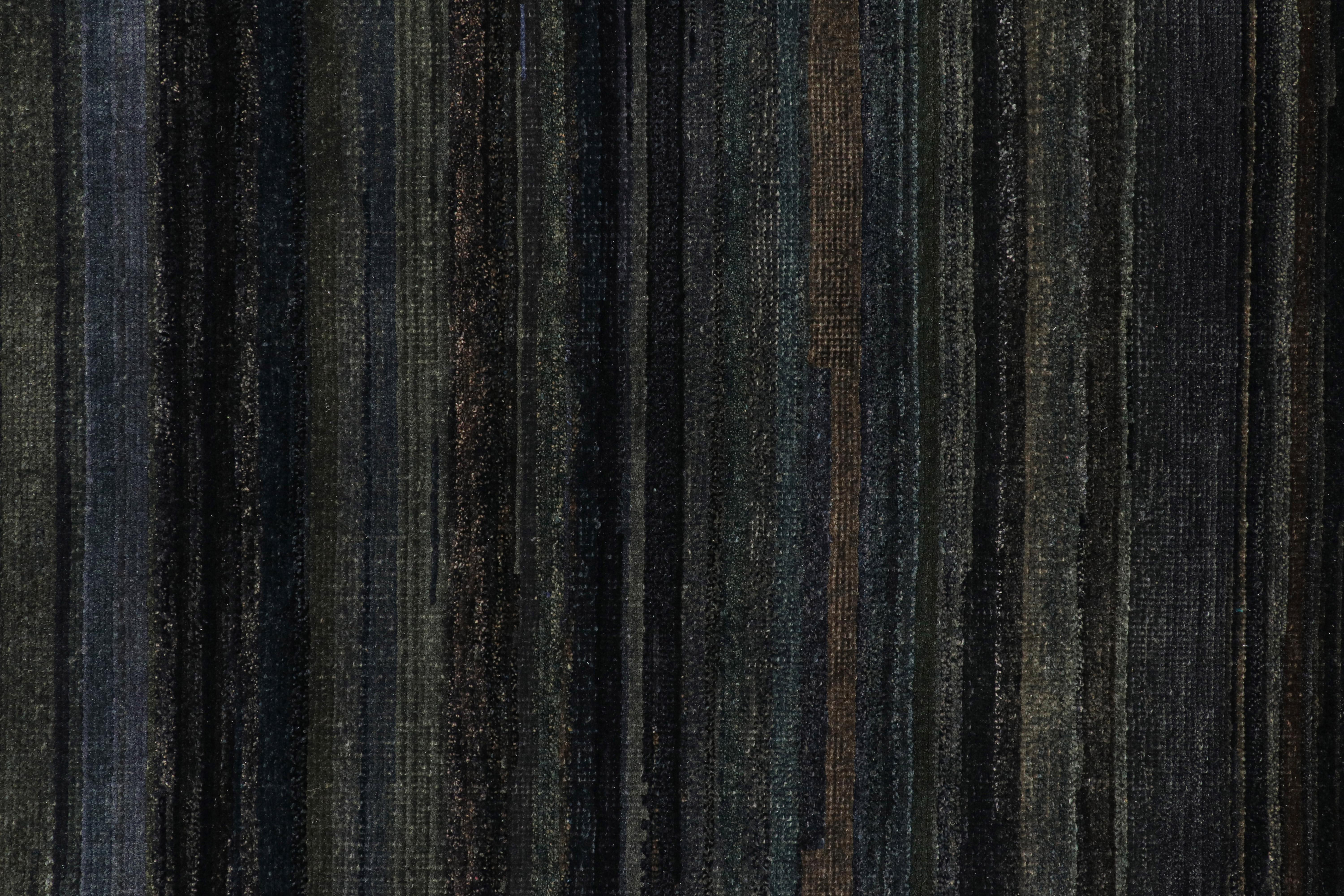 Rug & Kilim's Modern Textural Rug in Grisaille Blau und Schwarz Streifen und Striae (Indisch) im Angebot