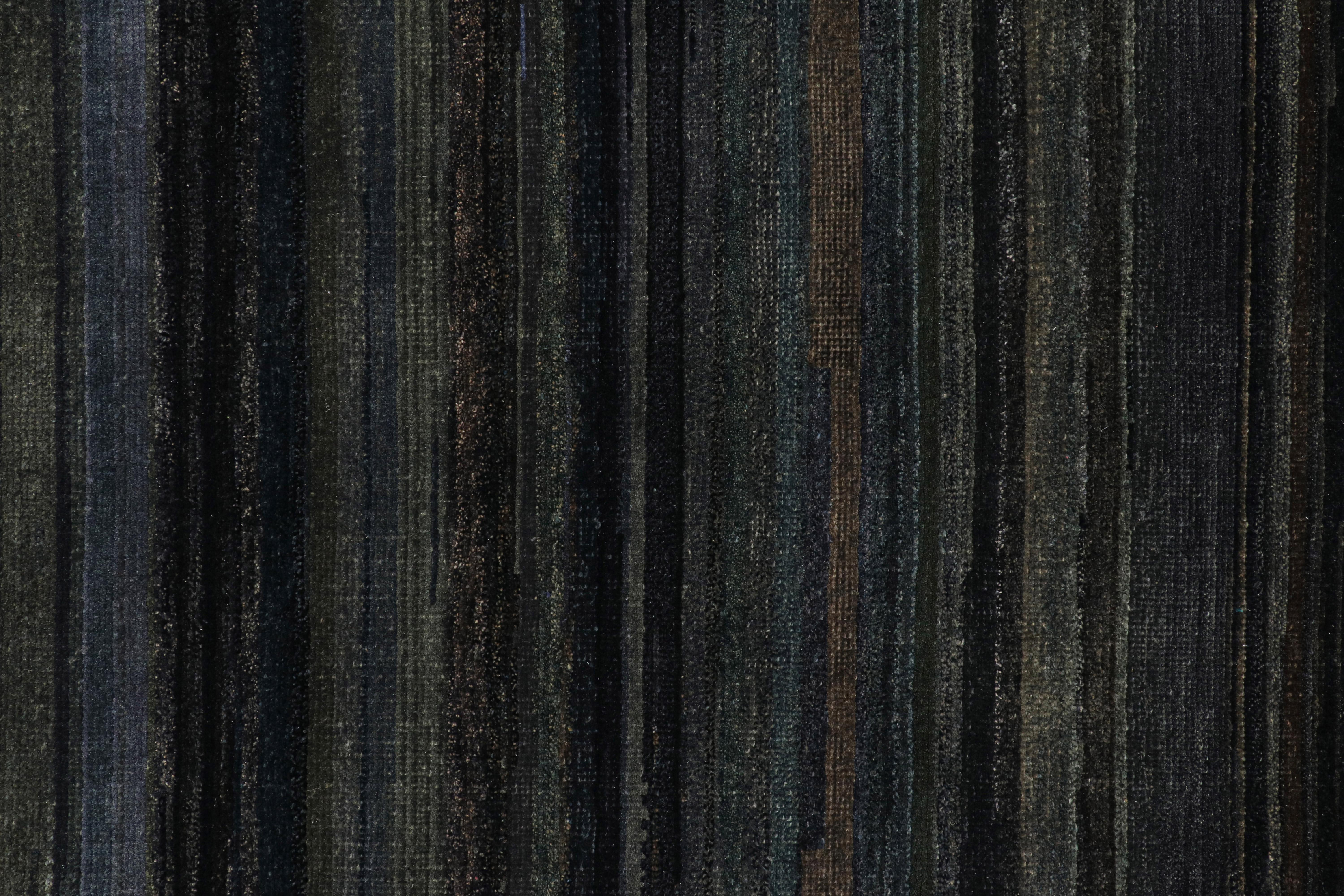 Alfombra de textura moderna Rug & Kilim en azul grisáceo y rayas y negro Indio en venta