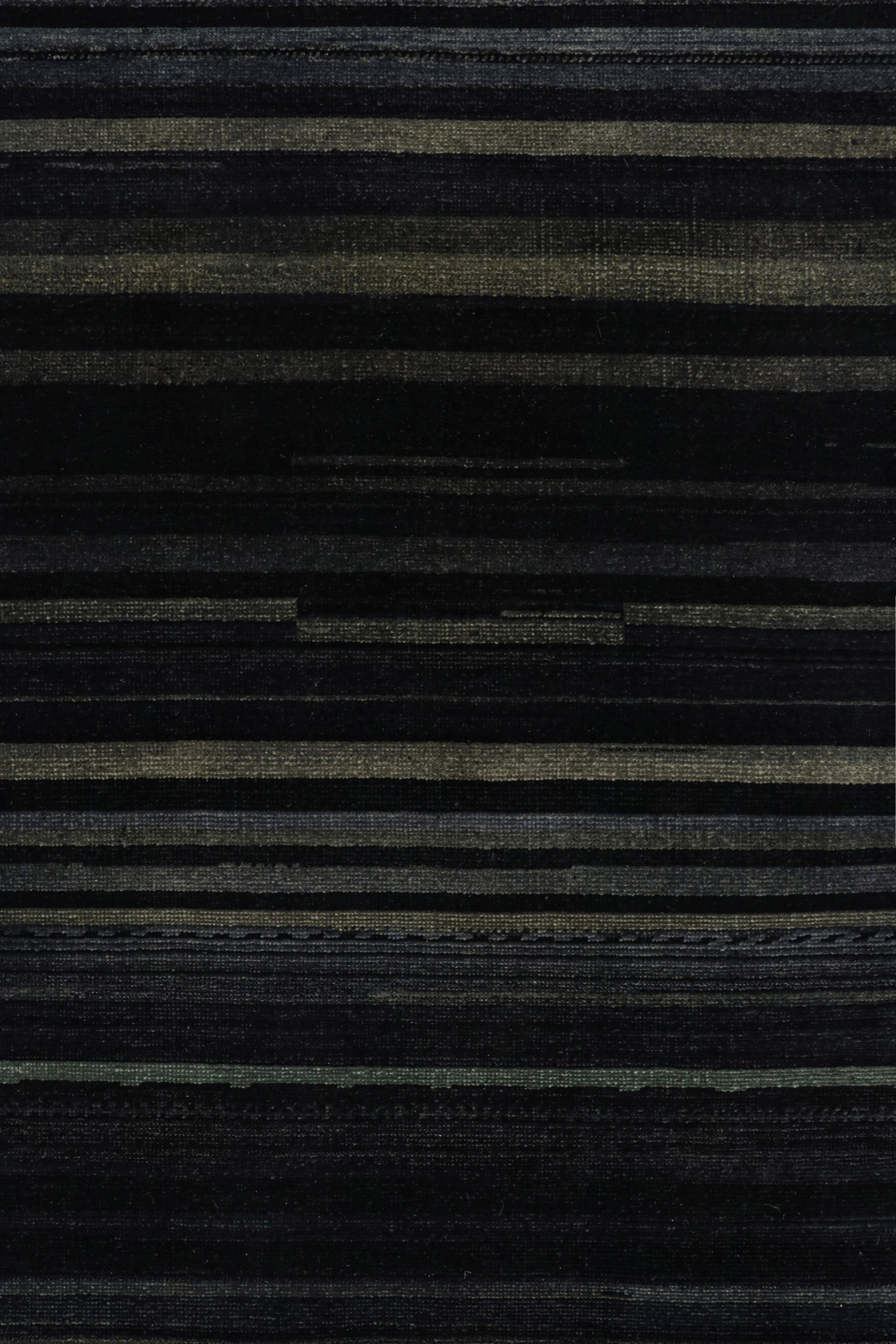 Rug & Kilim's Modern Textural Rug in Grisaille Blau und Schwarz Streifen und Striae (Indisch) im Angebot