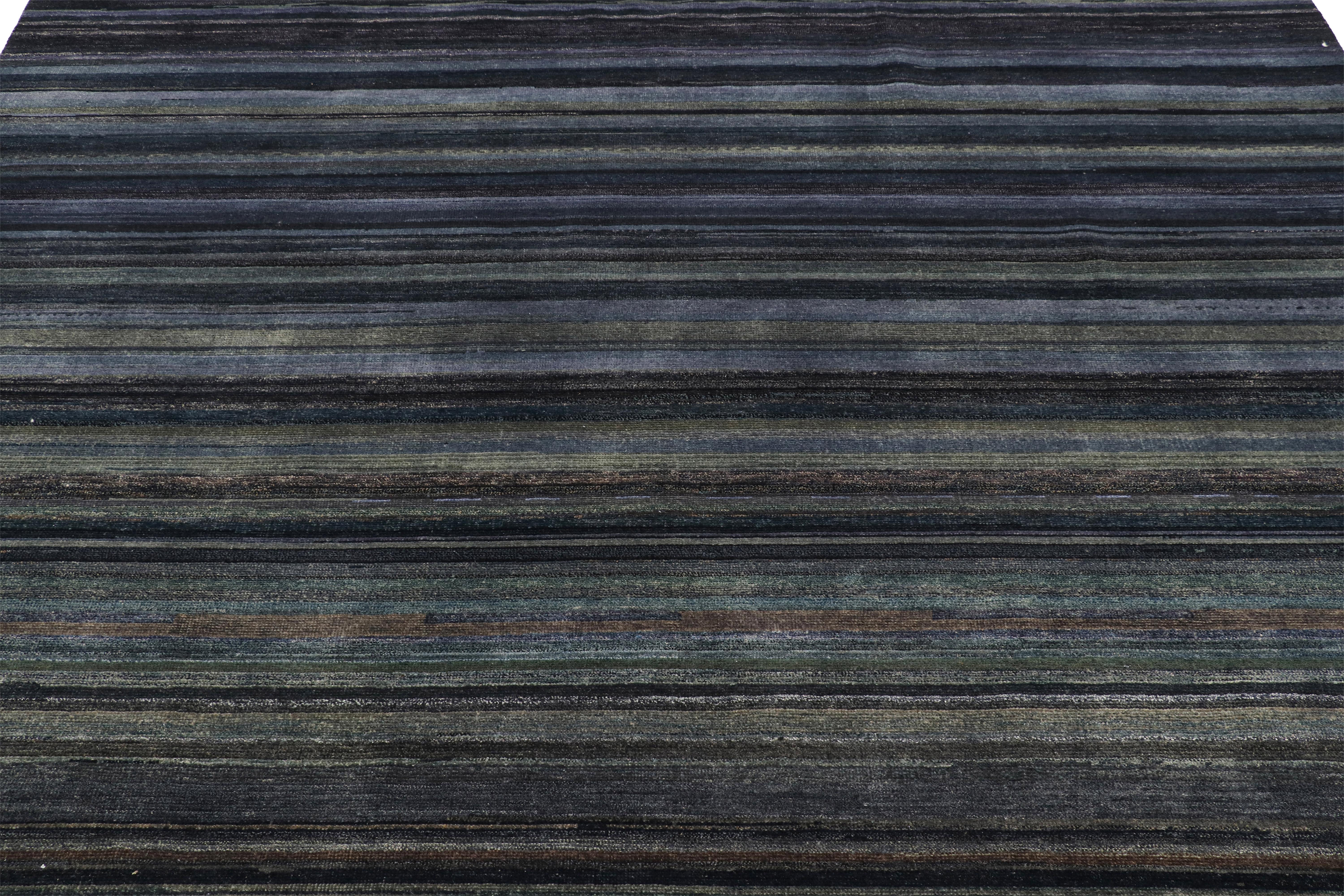 Rug & Kilim's Modern Textural Rug in Grisaille Blau und Schwarz Streifen und Striae im Zustand „Neu“ im Angebot in Long Island City, NY