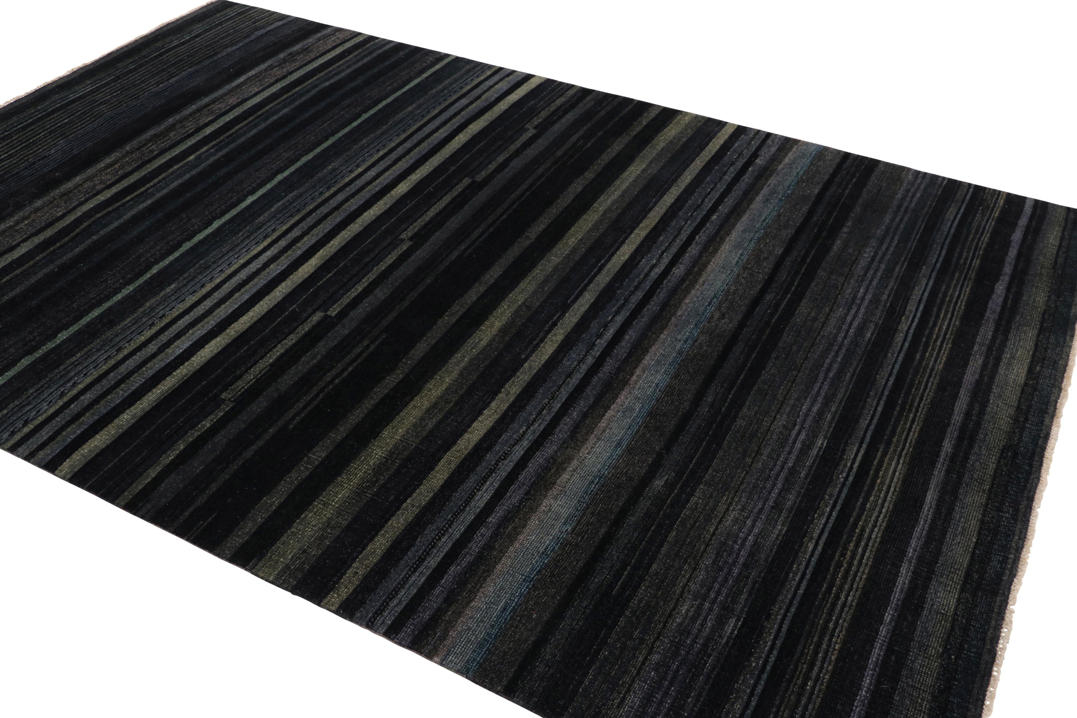 Rug & Kilim's Modern Textural Rug in Grisaille Blau und Schwarz Streifen und Striae (Handgeknüpft) im Angebot