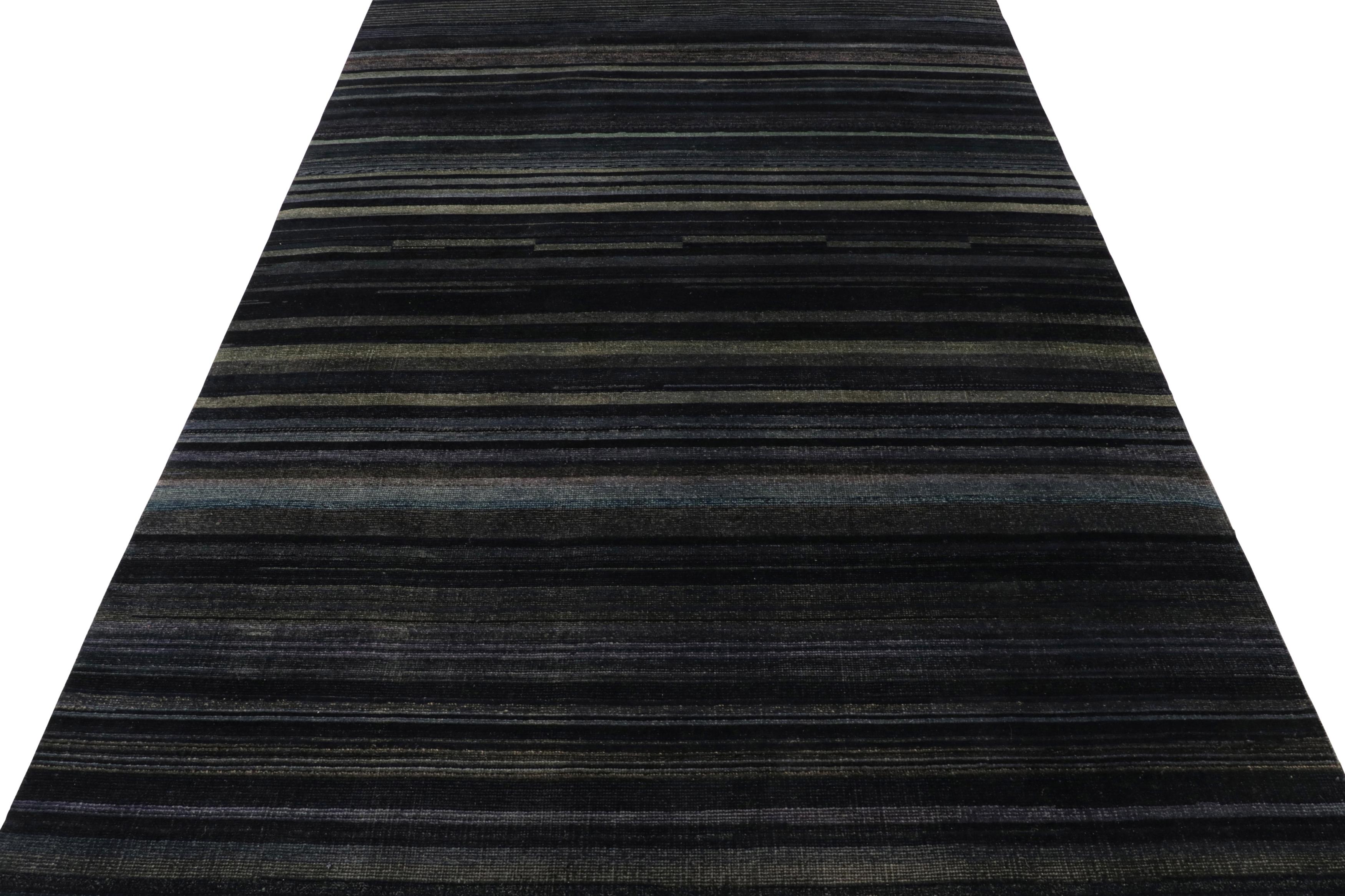 Rug & Kilim's Modern Textural Rug in Grisaille Blau und Schwarz Streifen und Striae im Zustand „Neu“ im Angebot in Long Island City, NY