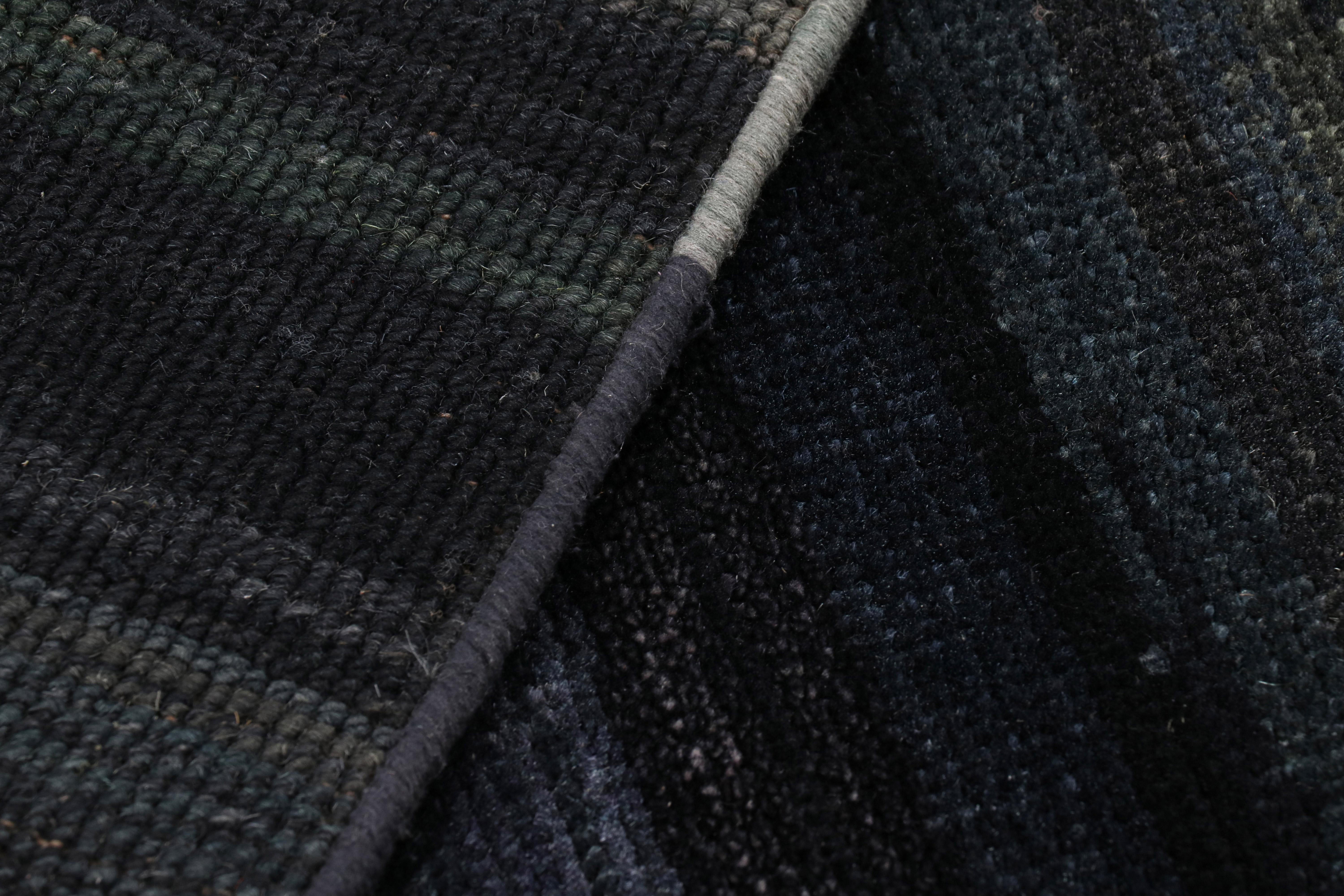 Rug & Kilim's Modern Textural Rug in Grisaille Blau und Schwarz Streifen und Striae (Wolle) im Angebot