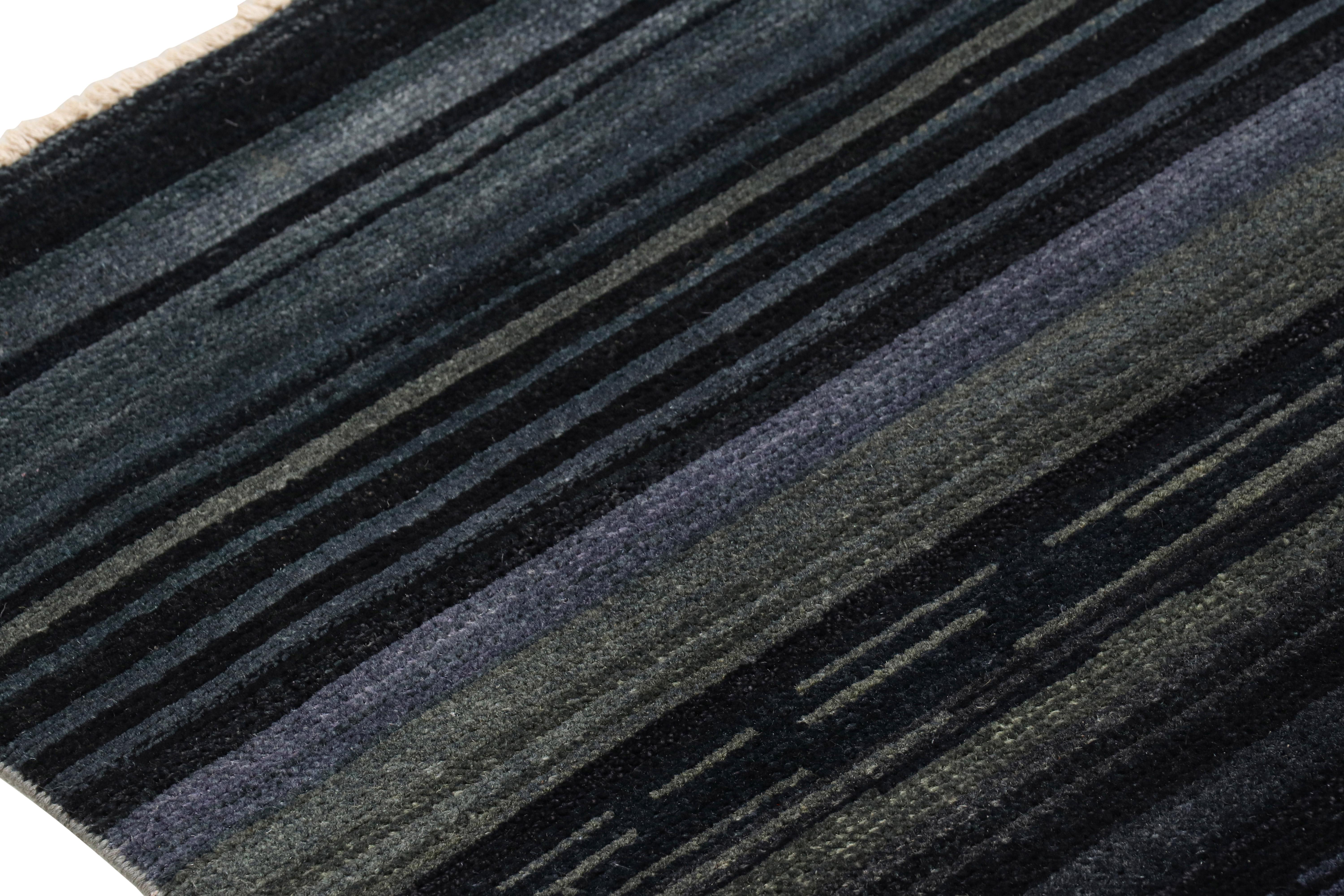 Alfombra de textura moderna Rug & Kilim en azul grisáceo y rayas y negro Siglo XXI y contemporáneo en venta