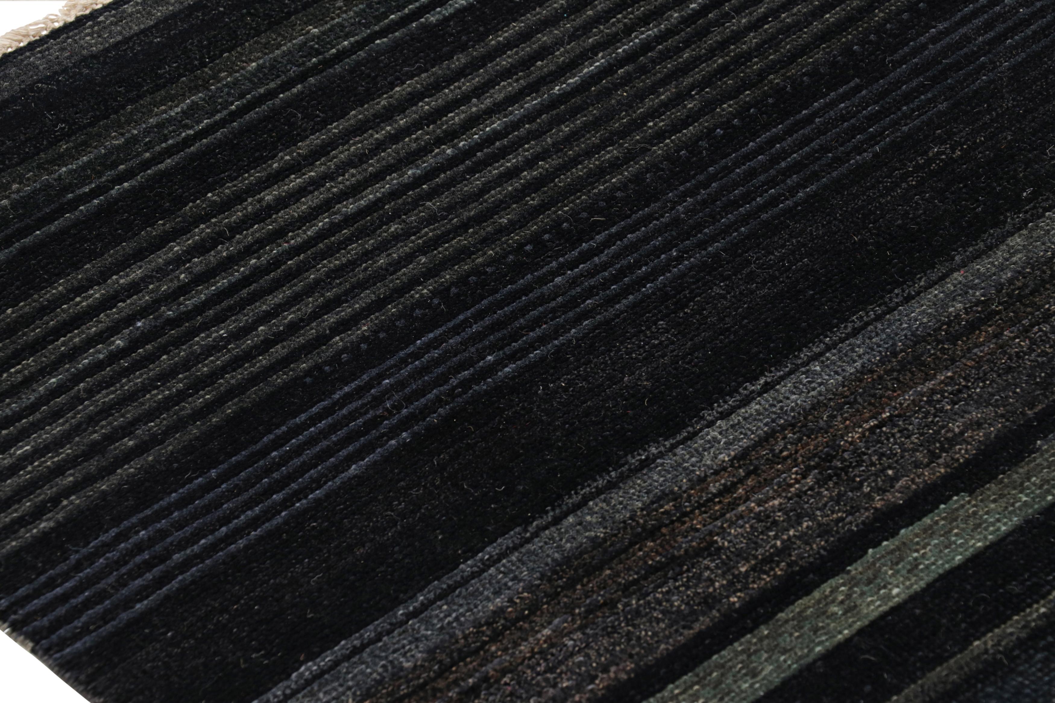 Rug & Kilim's Modern Textural Rug in Grisaille Blau und Schwarz Streifen und Striae (21. Jahrhundert und zeitgenössisch) im Angebot