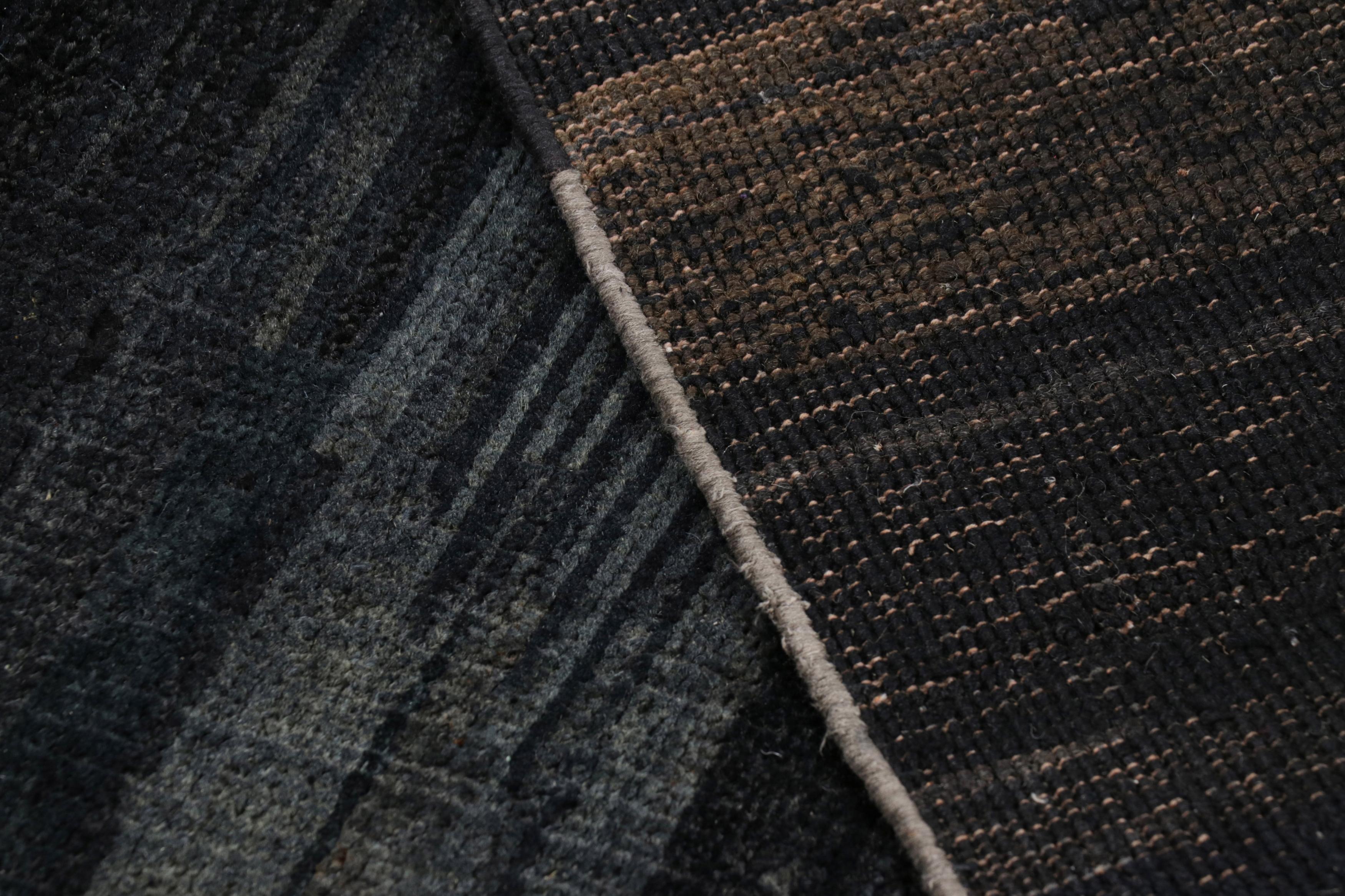 Rug & Kilim's Modern Textural Rug in Grisaille Blau und Schwarz Streifen und Striae (Wolle) im Angebot