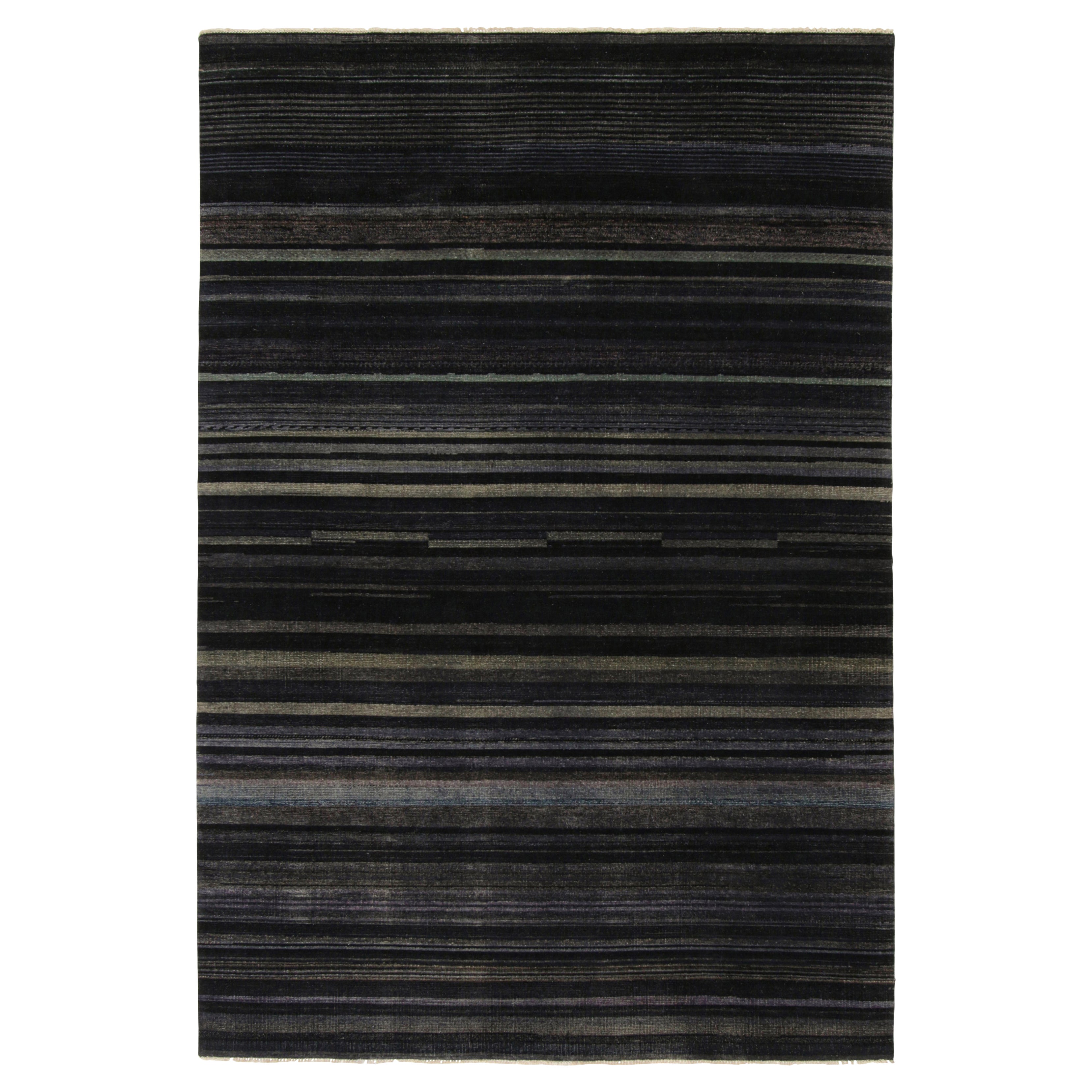 Rug & Kilim: Tappeto moderno a righe e strisce grigie, blu e nere.