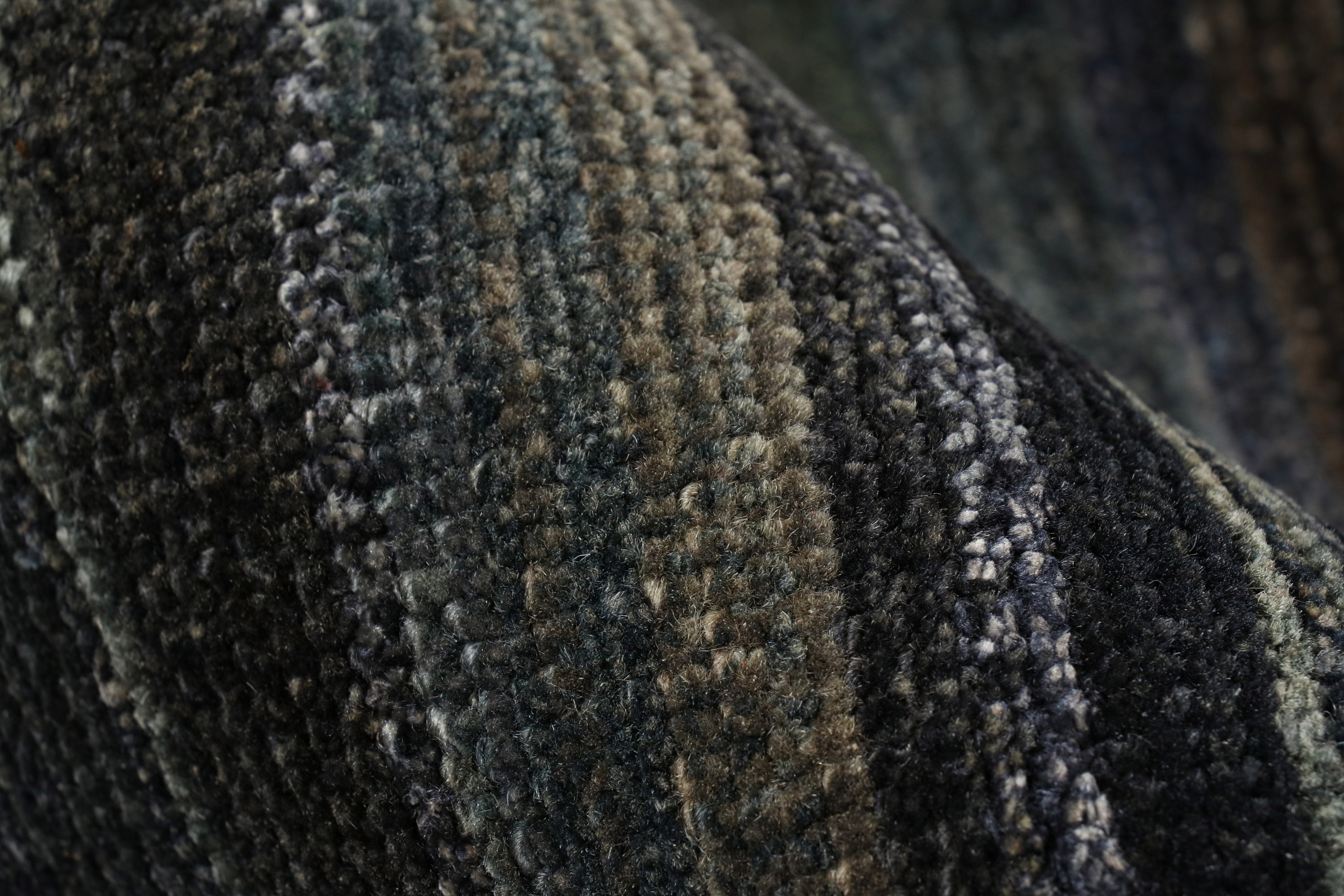 Rug & Kilim: Tappeto moderno a righe e strisce grigie, blu e nere.