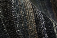 Rug & Kilim: Tappeto moderno a righe e strisce grigie, blu e nere.