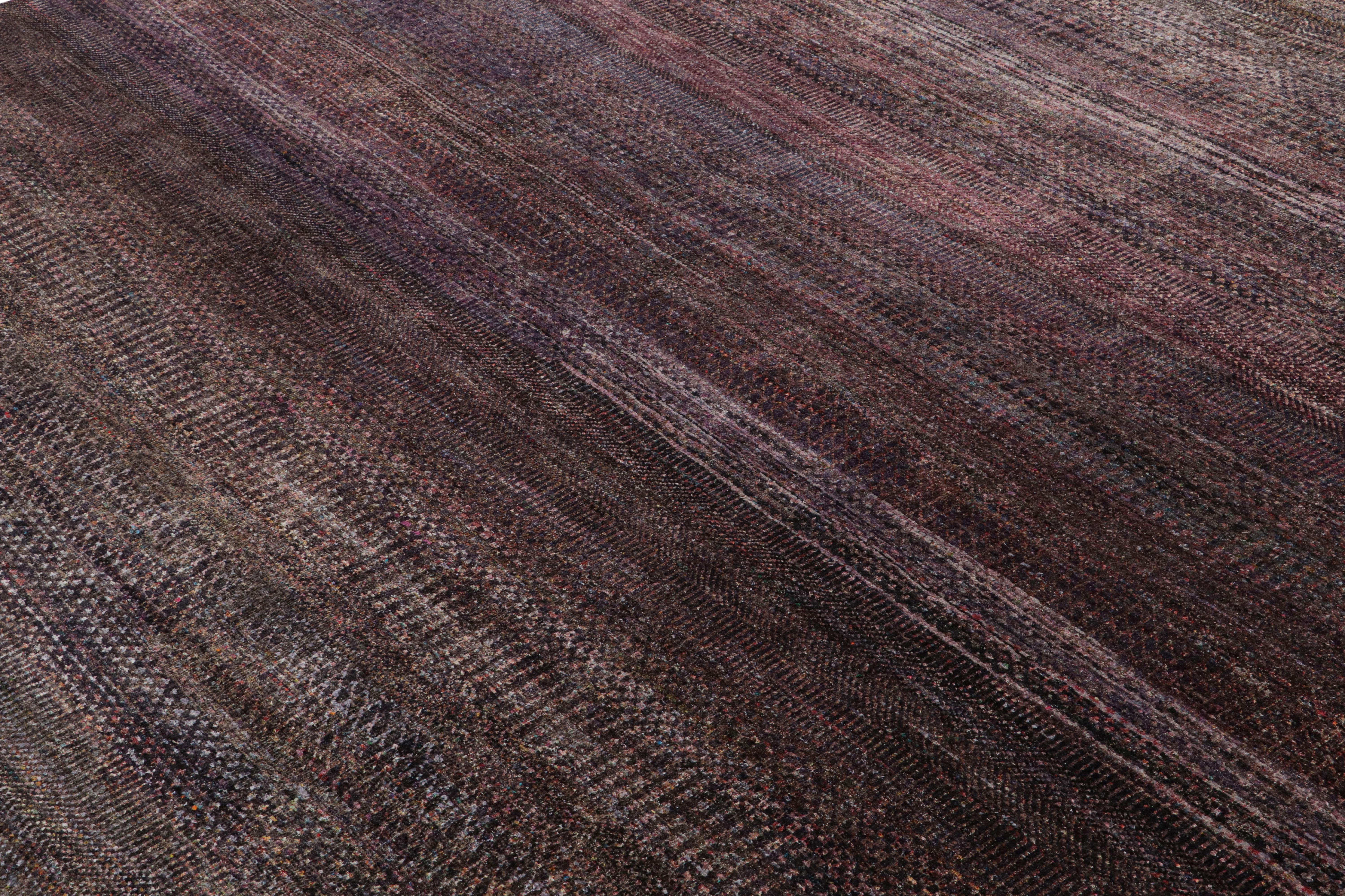 Moderne Rug & Kilim's Modern Textural Rug in Purple Tones and Polychrome Striae (tapis à texture moderne dans des tons violets et des rayures polychromes) en vente