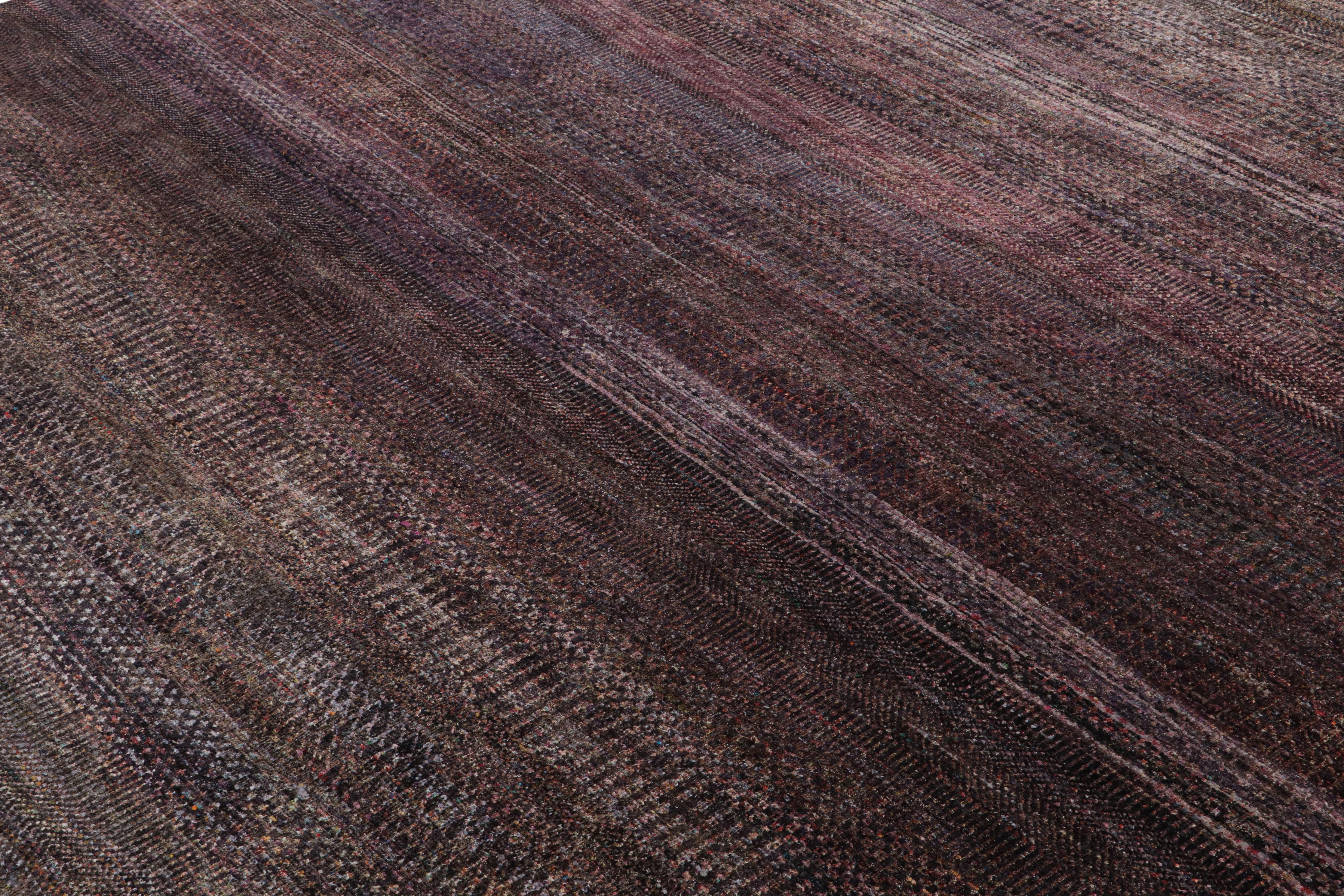 Rug & Kilims moderner Strukturteppich in Lila-Tönen und mehrfarbigen Streifen (Moderne) im Angebot
