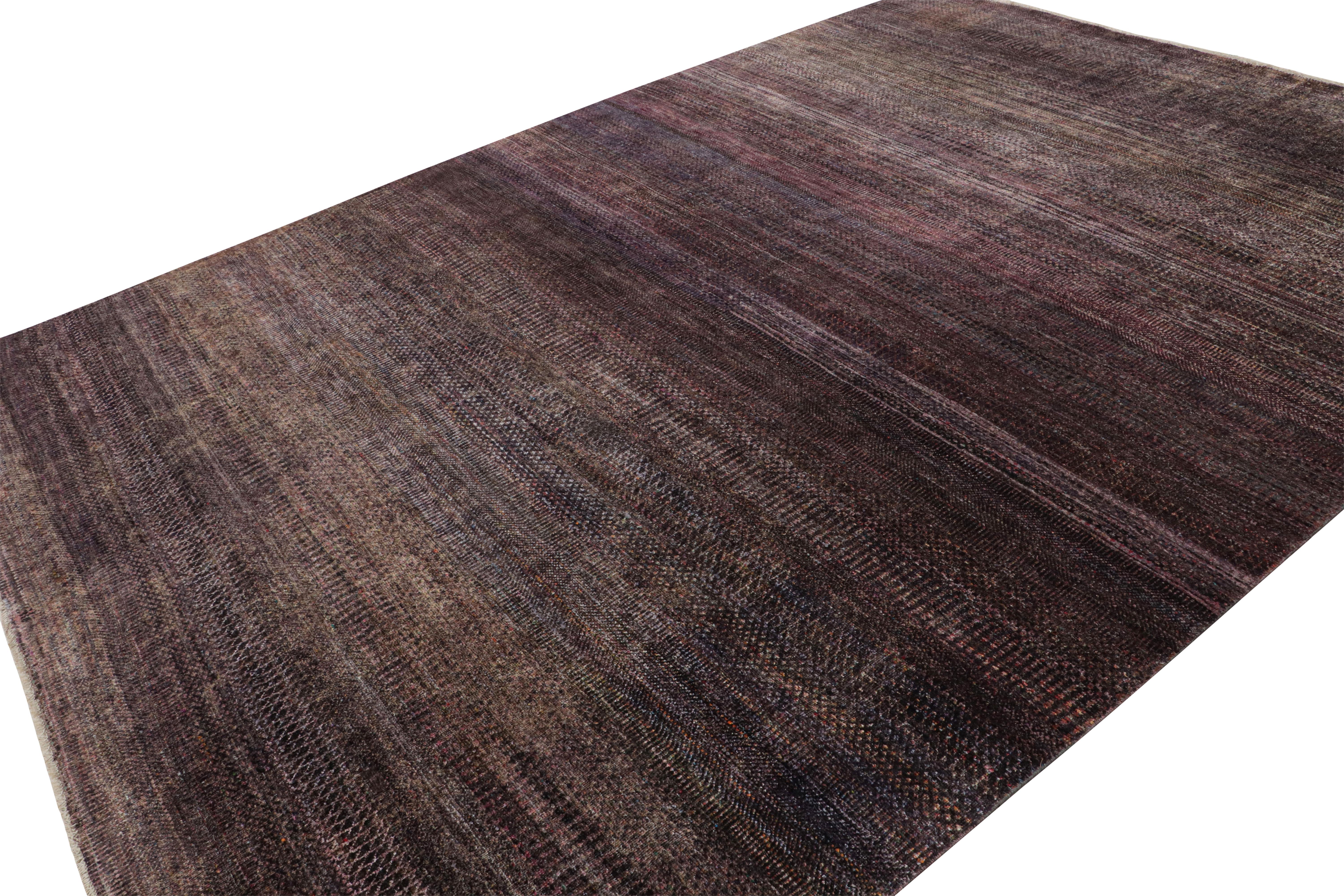 Indien Rug & Kilim's Modern Textural Rug in Purple Tones and Polychrome Striae (tapis à texture moderne dans des tons violets et des rayures polychromes) en vente