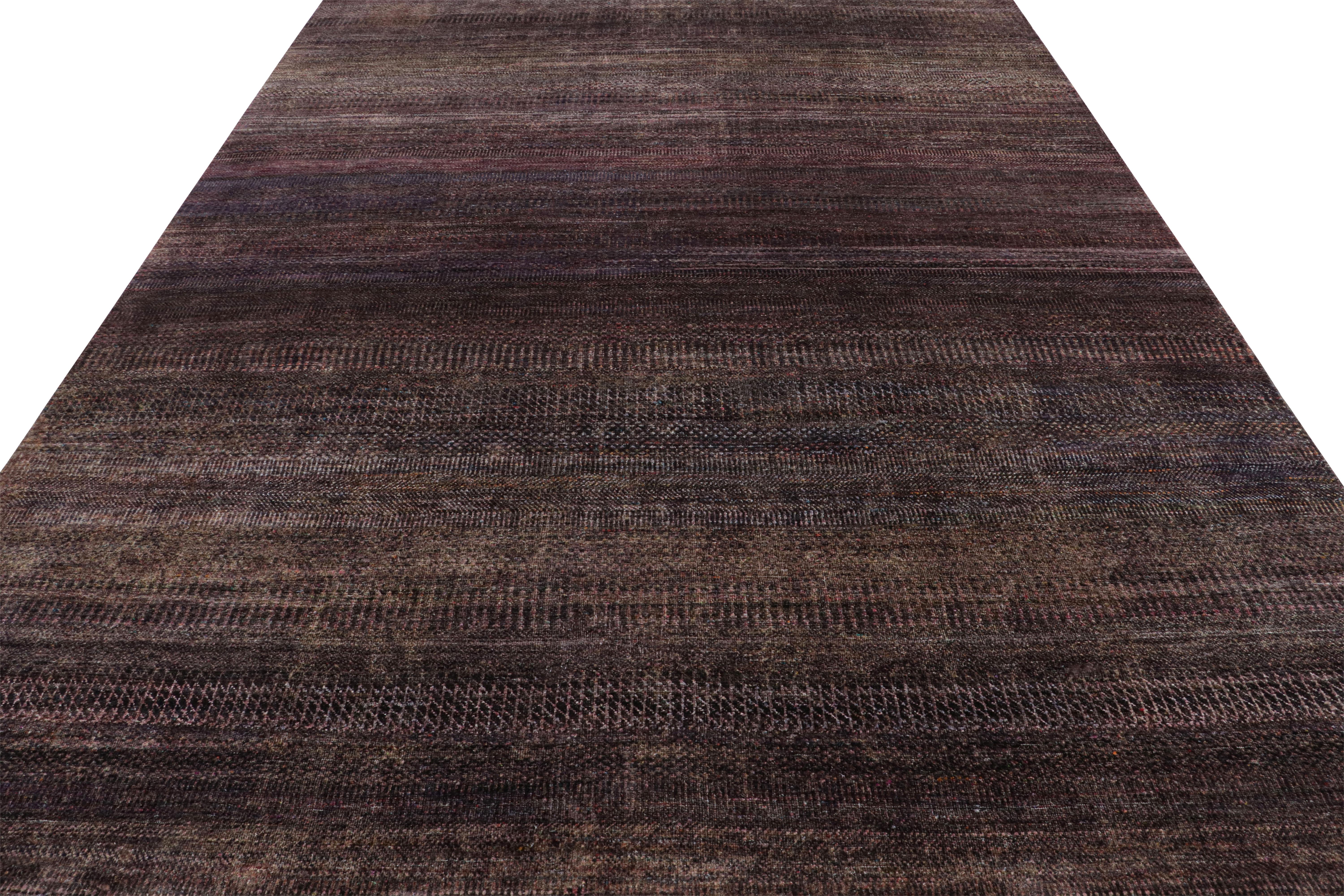 Noué à la main Rug & Kilim's Modern Textural Rug in Purple Tones and Polychrome Striae (tapis à texture moderne dans des tons violets et des rayures polychromes) en vente