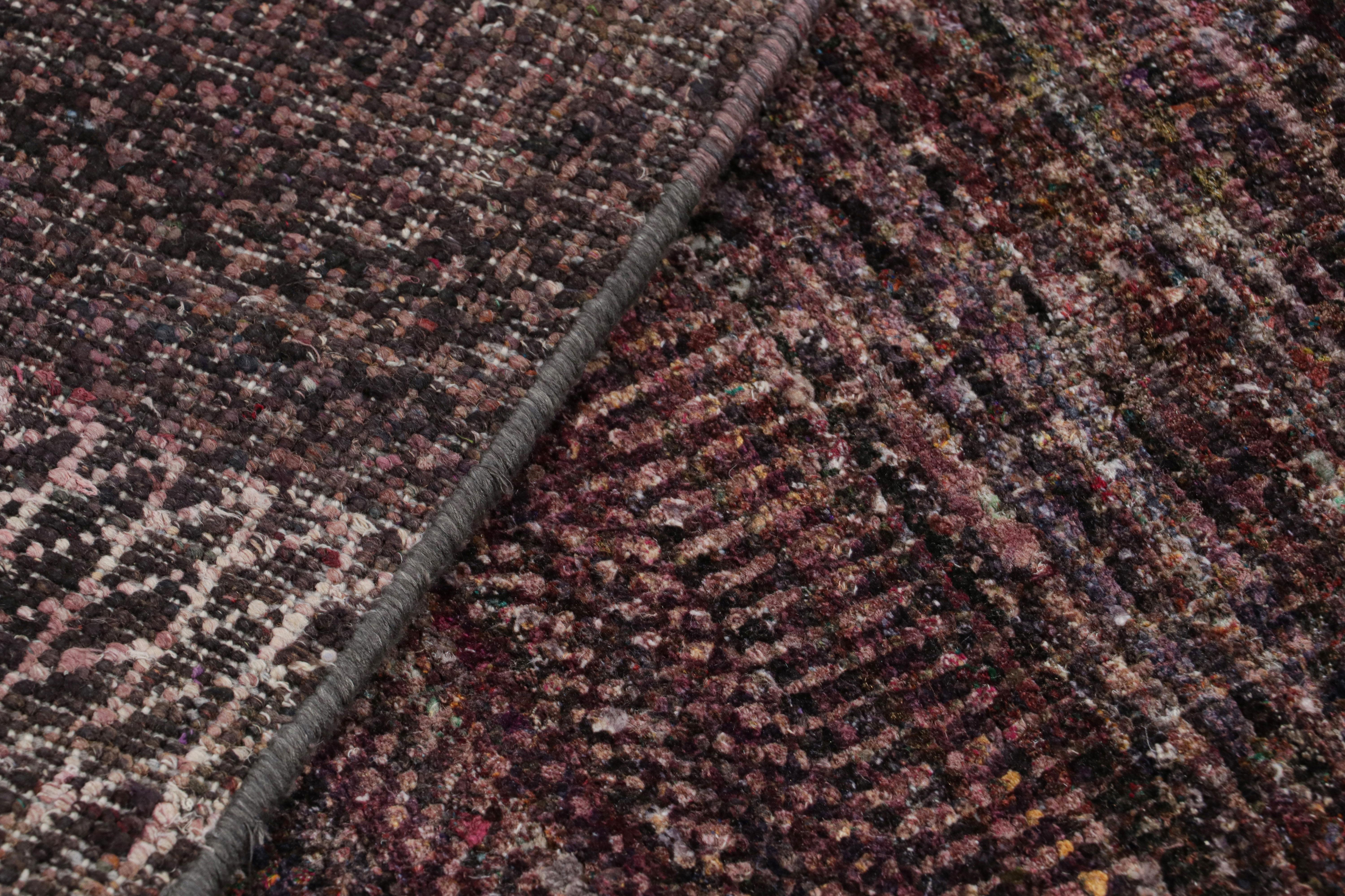 Rug & Kilims moderner Strukturteppich in Lila-Tönen und mehrfarbigen Streifen (21. Jahrhundert und zeitgenössisch) im Angebot