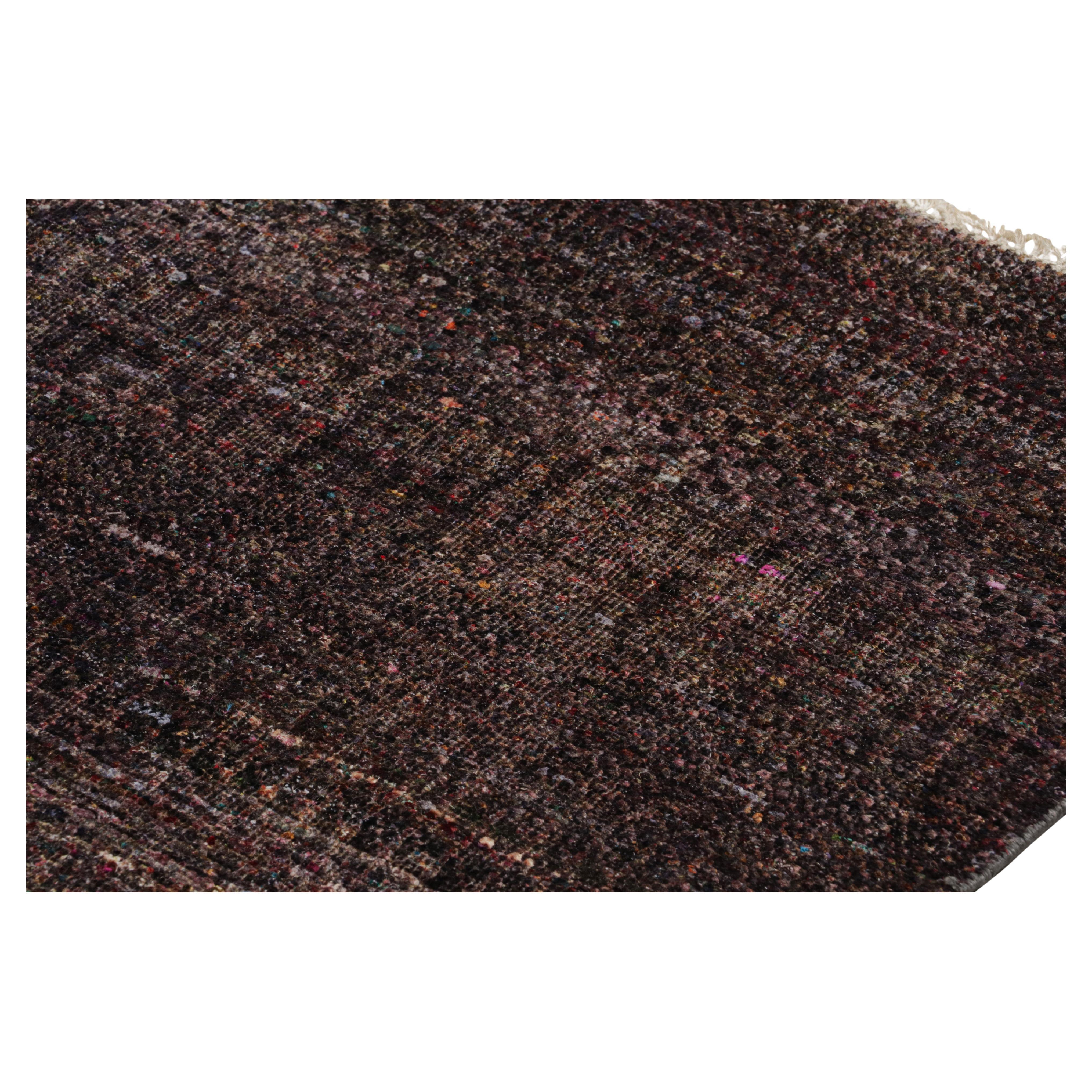 Rug & Kilim's Modern Textural Rug in Purple Tones and Polychrome Striae (tapis à texture moderne dans des tons violets et des rayures polychromes)