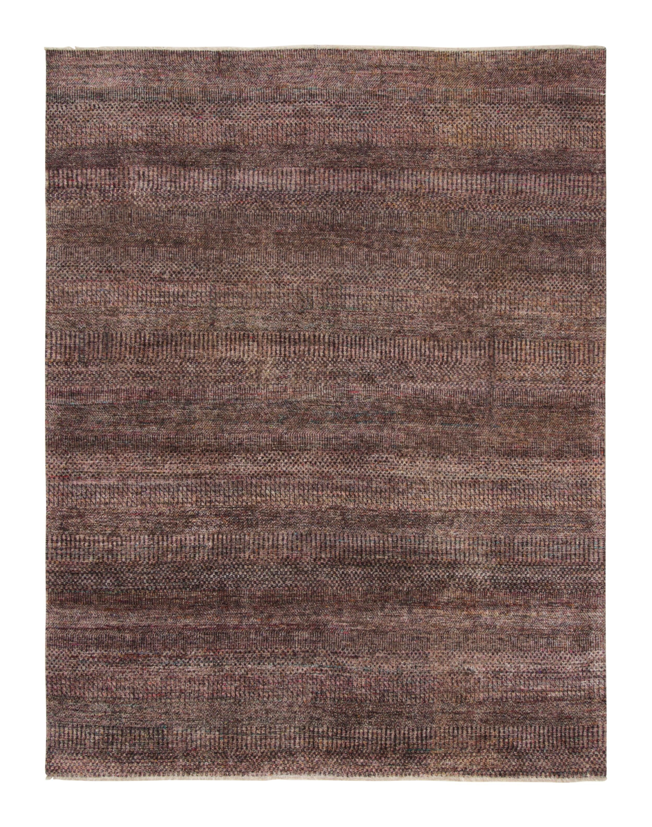 Questo tappeto testurizzato 7x9 è un'entusiasmante novità della collezione Texture of Color di Rug & Kilim, realizzata con seta annodata a mano e una nuova interpretazione del tema di questa collezione, in particolare una tintura vegetale come