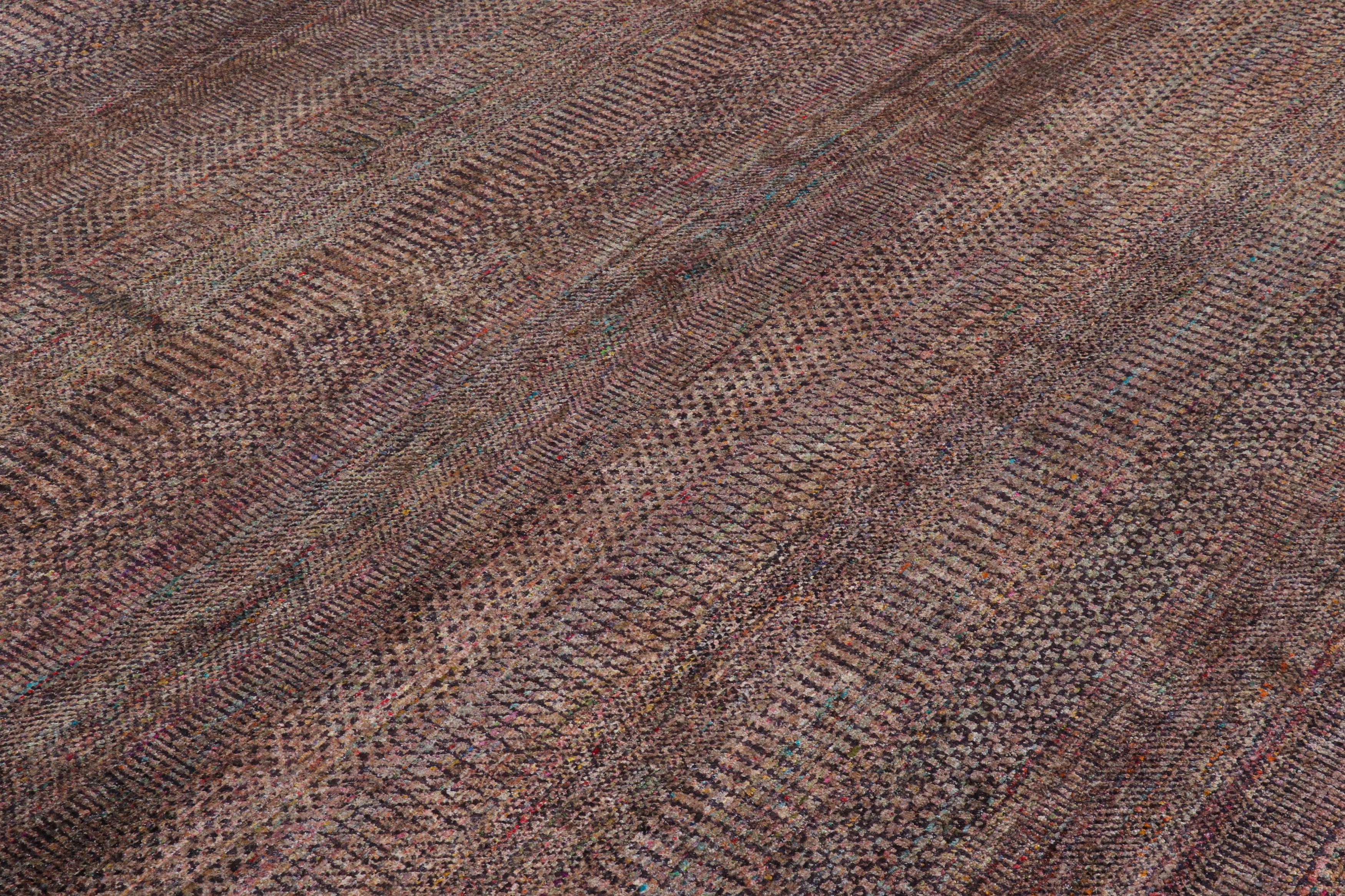 Rug & Kilim's Modern Textural Rug in Lila mit mehrfarbigen Schlieren (Moderne) im Angebot