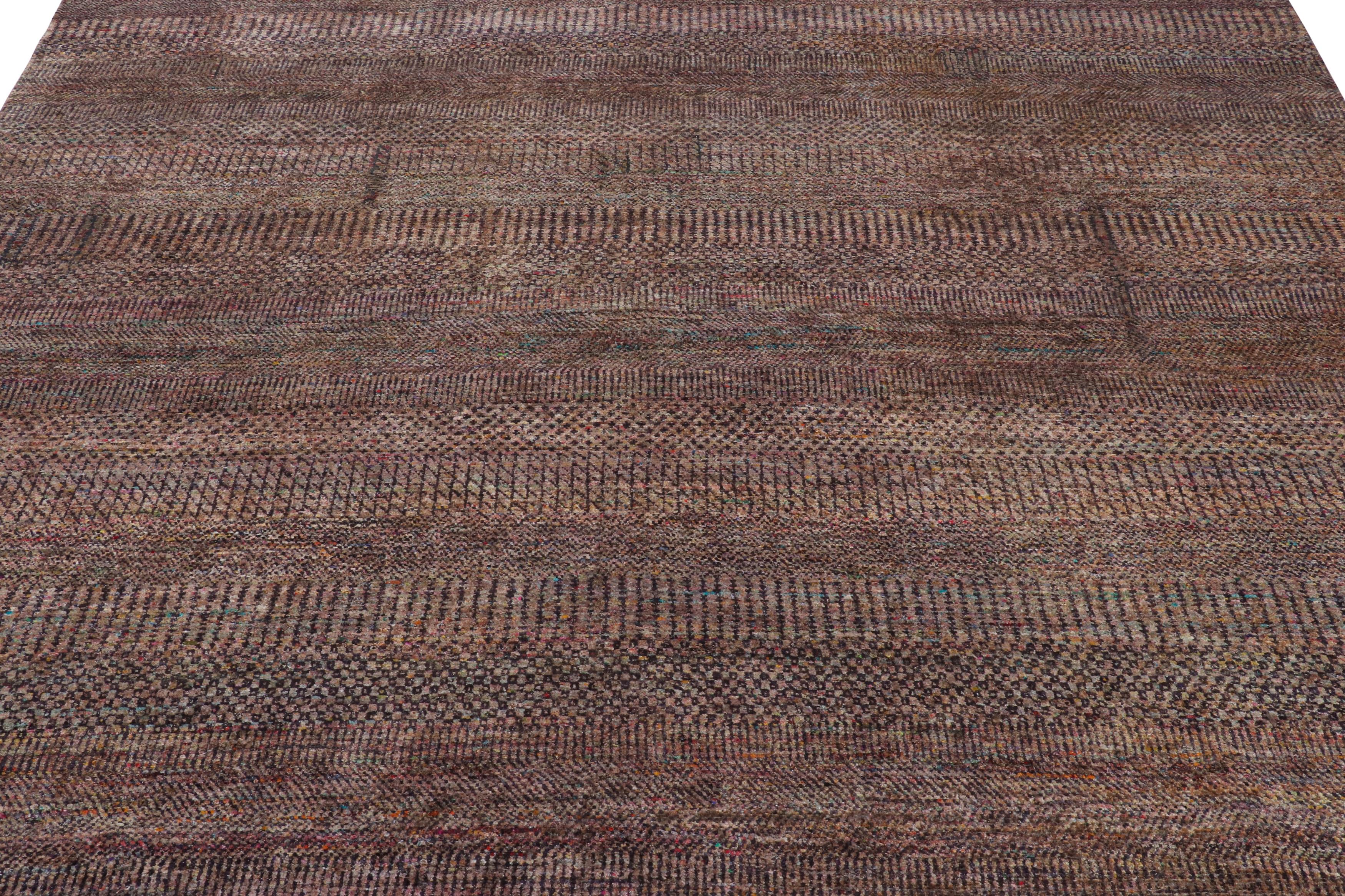 Indiano Rug & Kilim - Tappeto moderno con texture viola e striature policrome in vendita