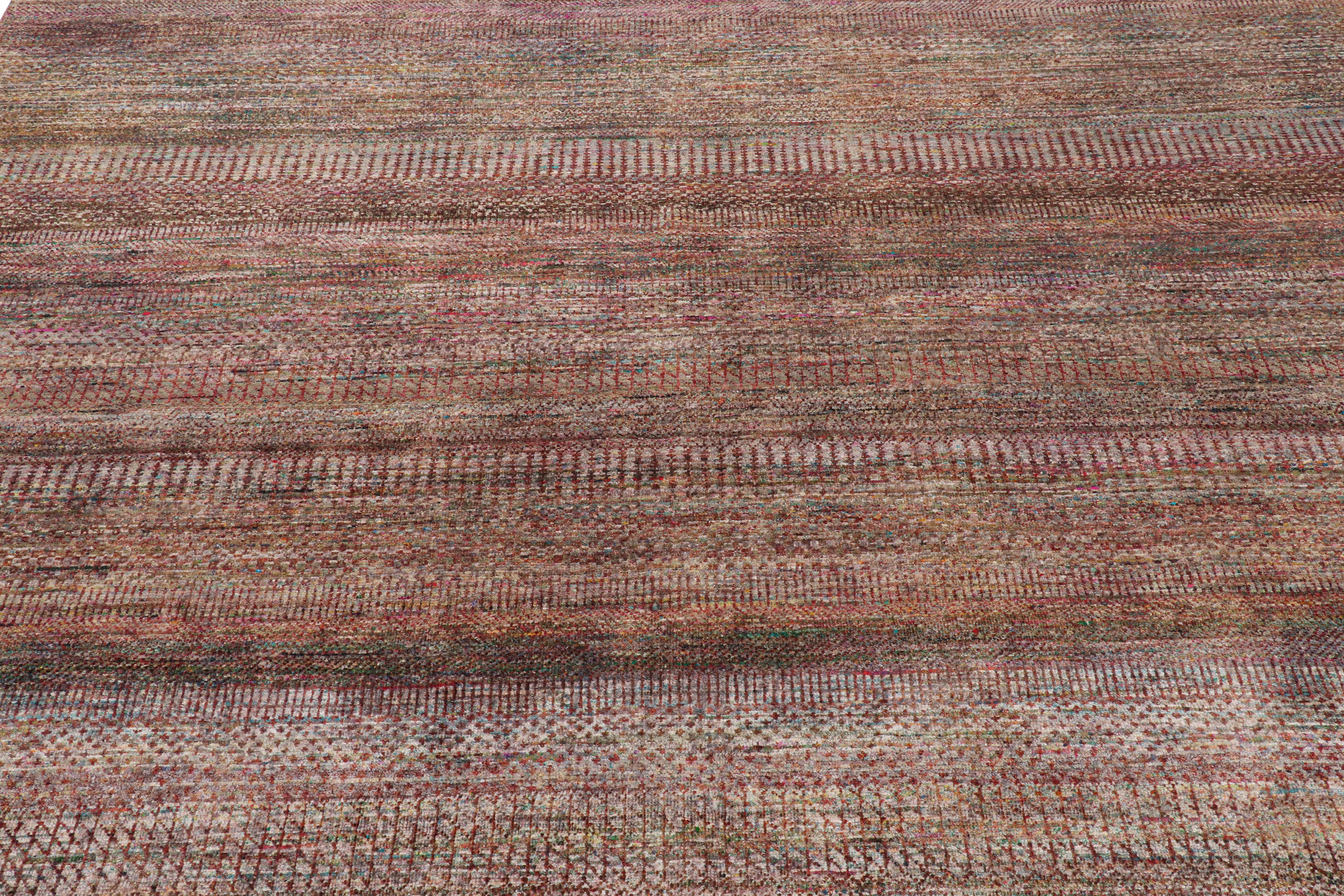 Indiano Rug & Kilim - Tappeto moderno con texture viola e striature policrome in vendita