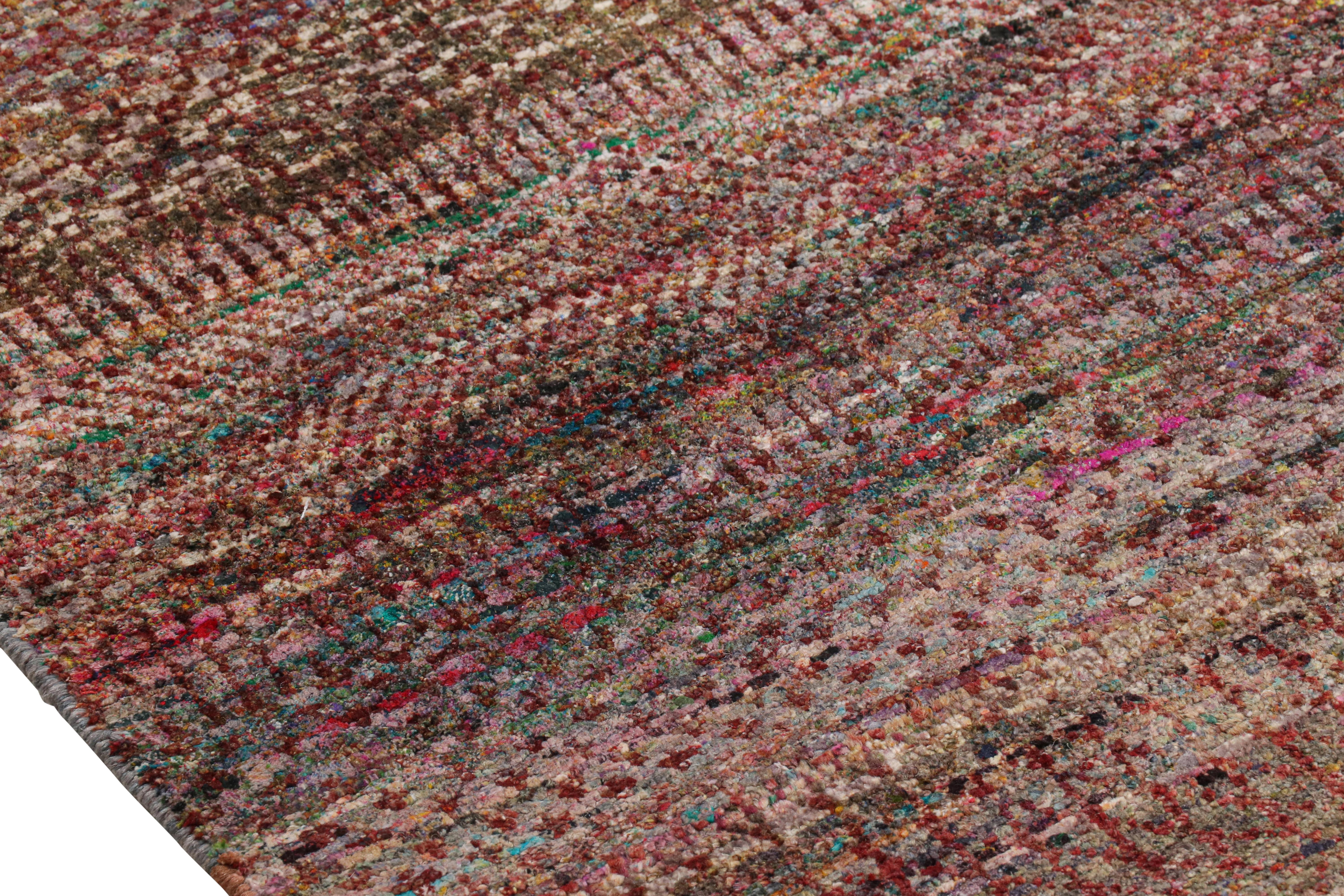 Rug & Kilim - Tappeto moderno con texture viola e striature policrome In condizioni Nuovo in vendita a Long Island City, NY