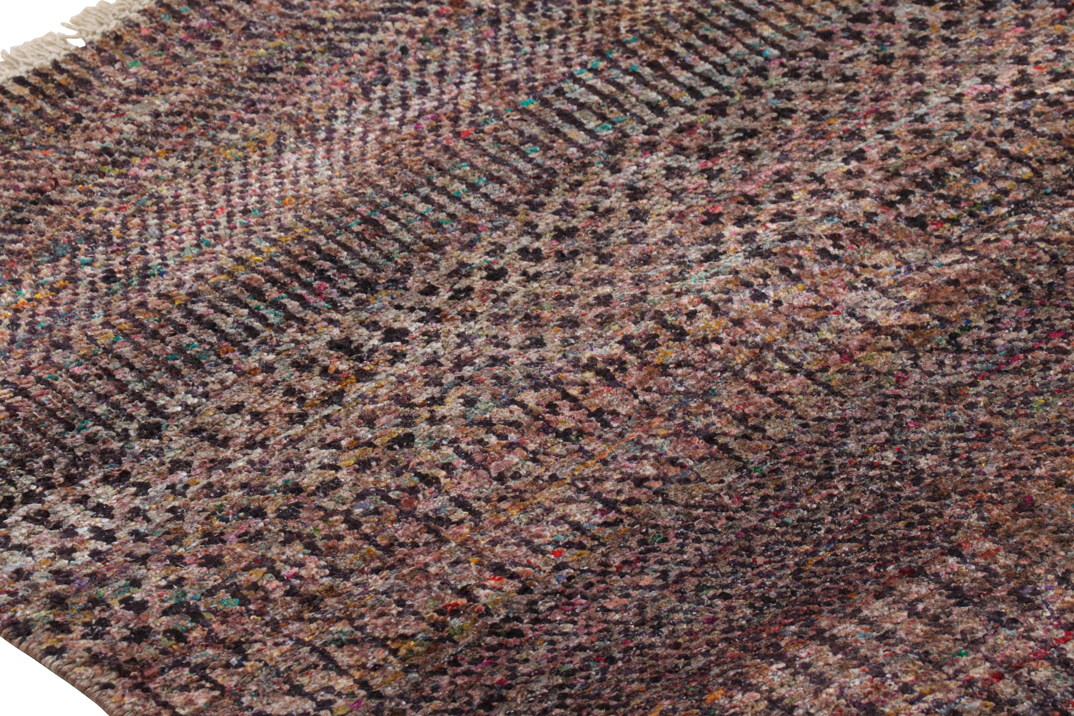 Rug & Kilim's Modern Textural Rug in Lila mit mehrfarbigen Schlieren im Zustand „Neu“ im Angebot in Long Island City, NY