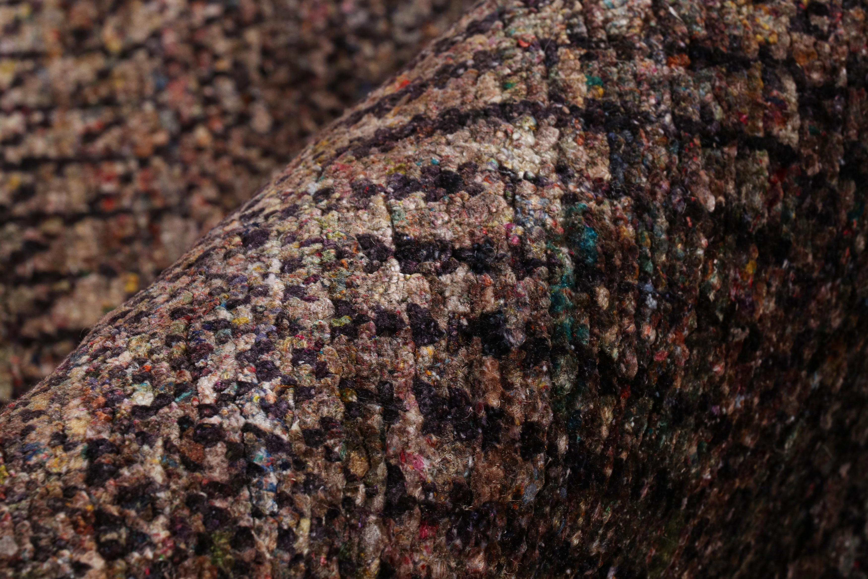 XXI secolo e contemporaneo Rug & Kilim - Tappeto moderno con texture viola e striature policrome in vendita