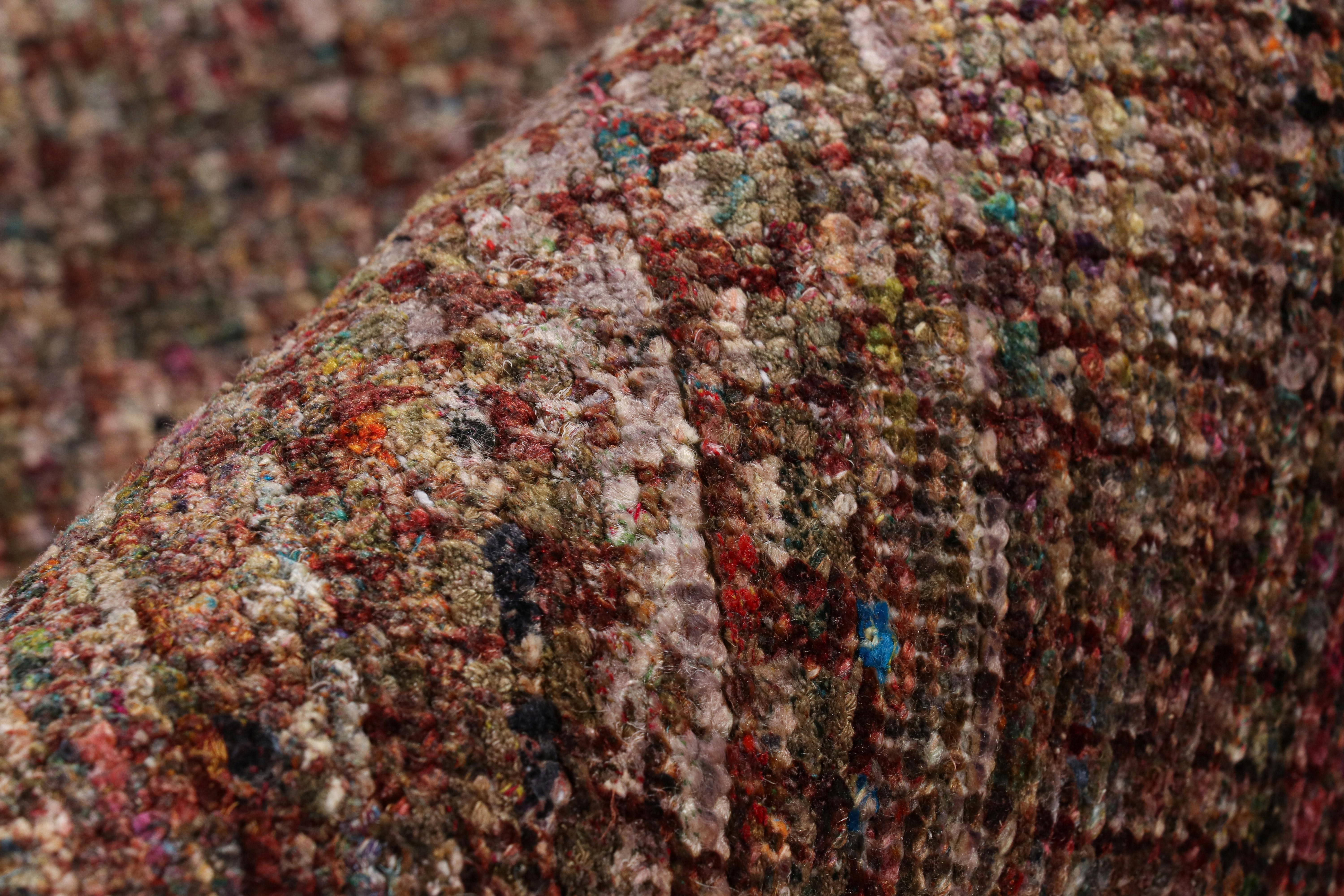 XXI secolo e contemporaneo Rug & Kilim - Tappeto moderno con texture viola e striature policrome in vendita