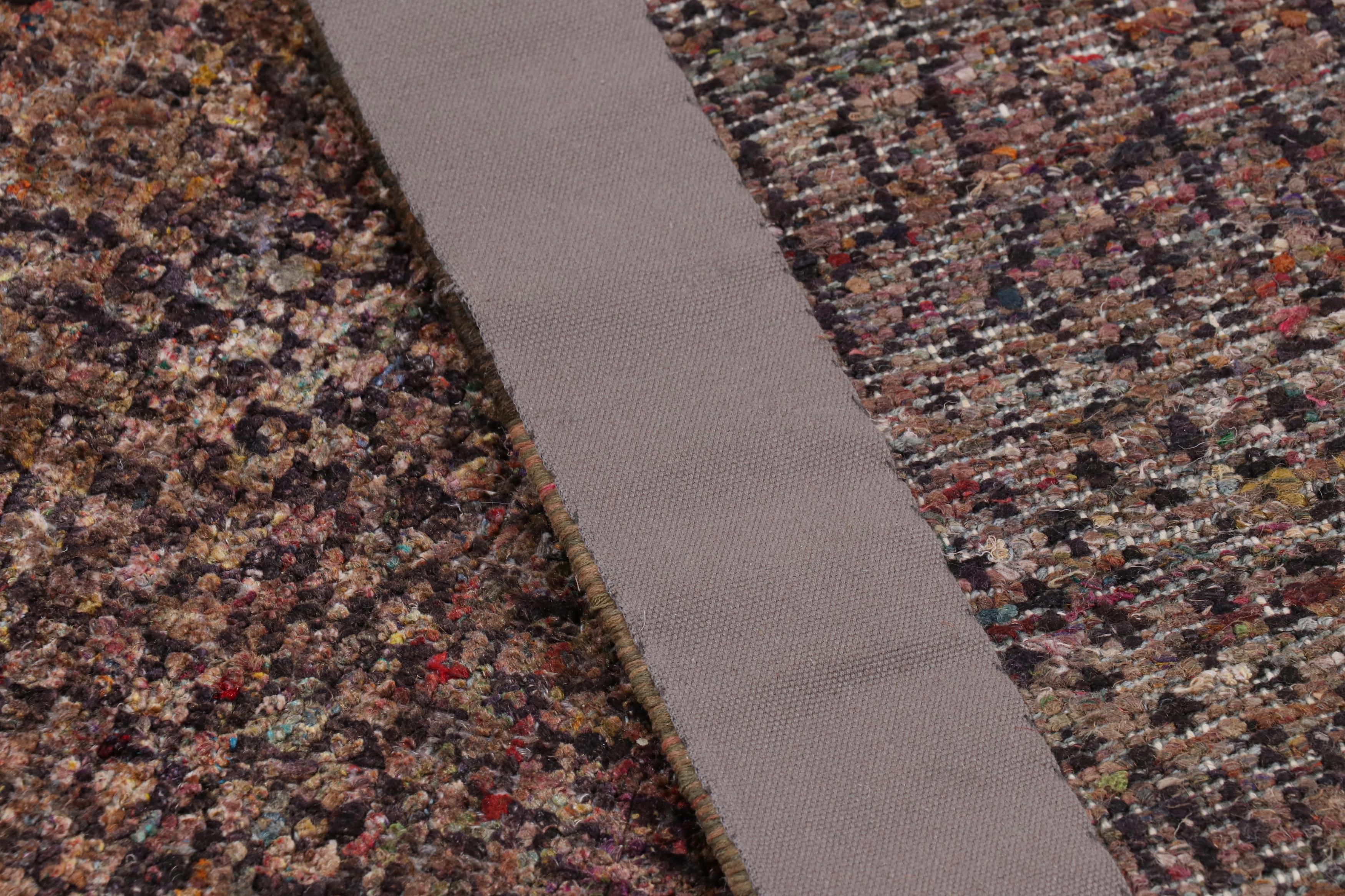 Seta Rug & Kilim - Tappeto moderno con texture viola e striature policrome in vendita