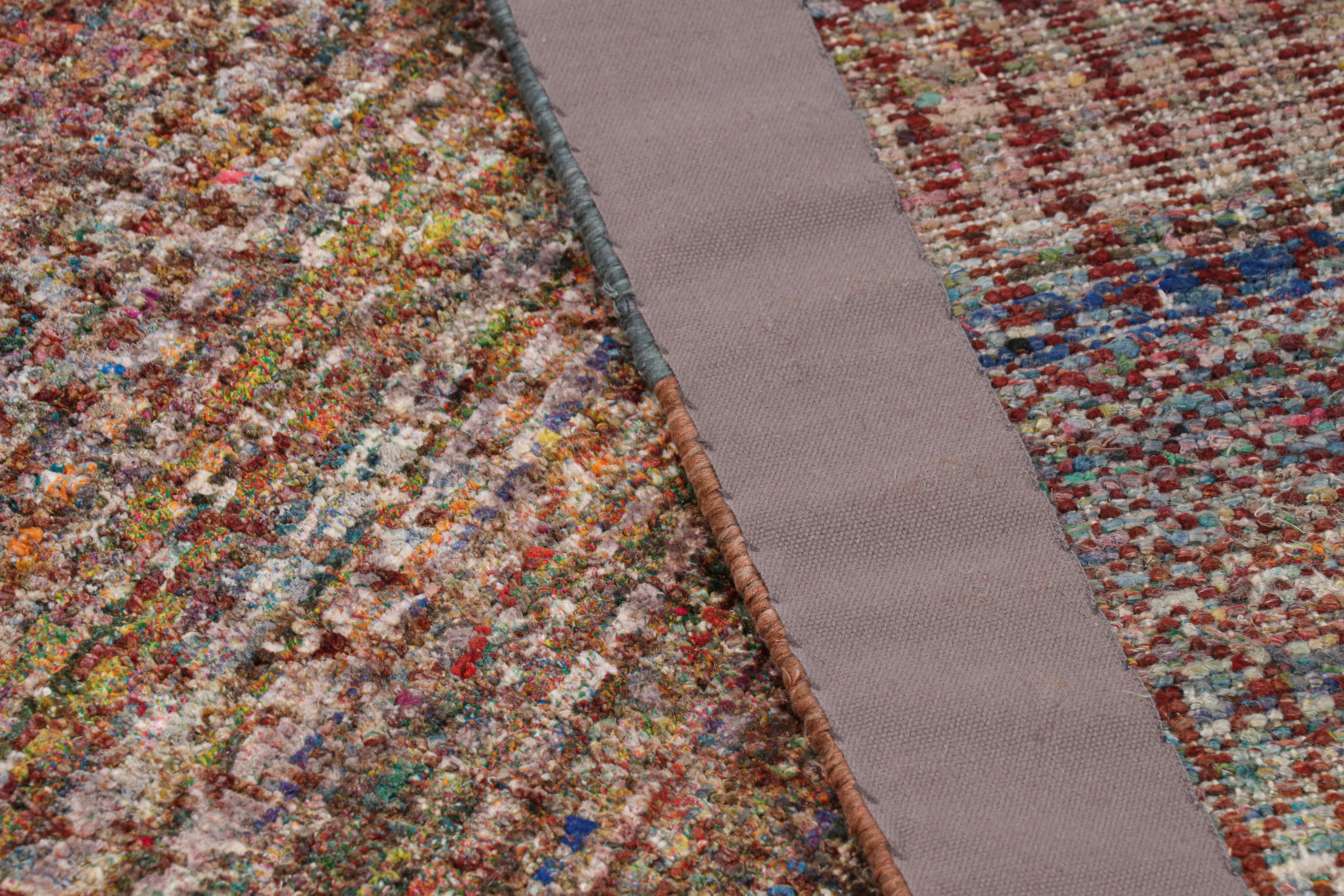 Seta Rug & Kilim - Tappeto moderno con texture viola e striature policrome in vendita