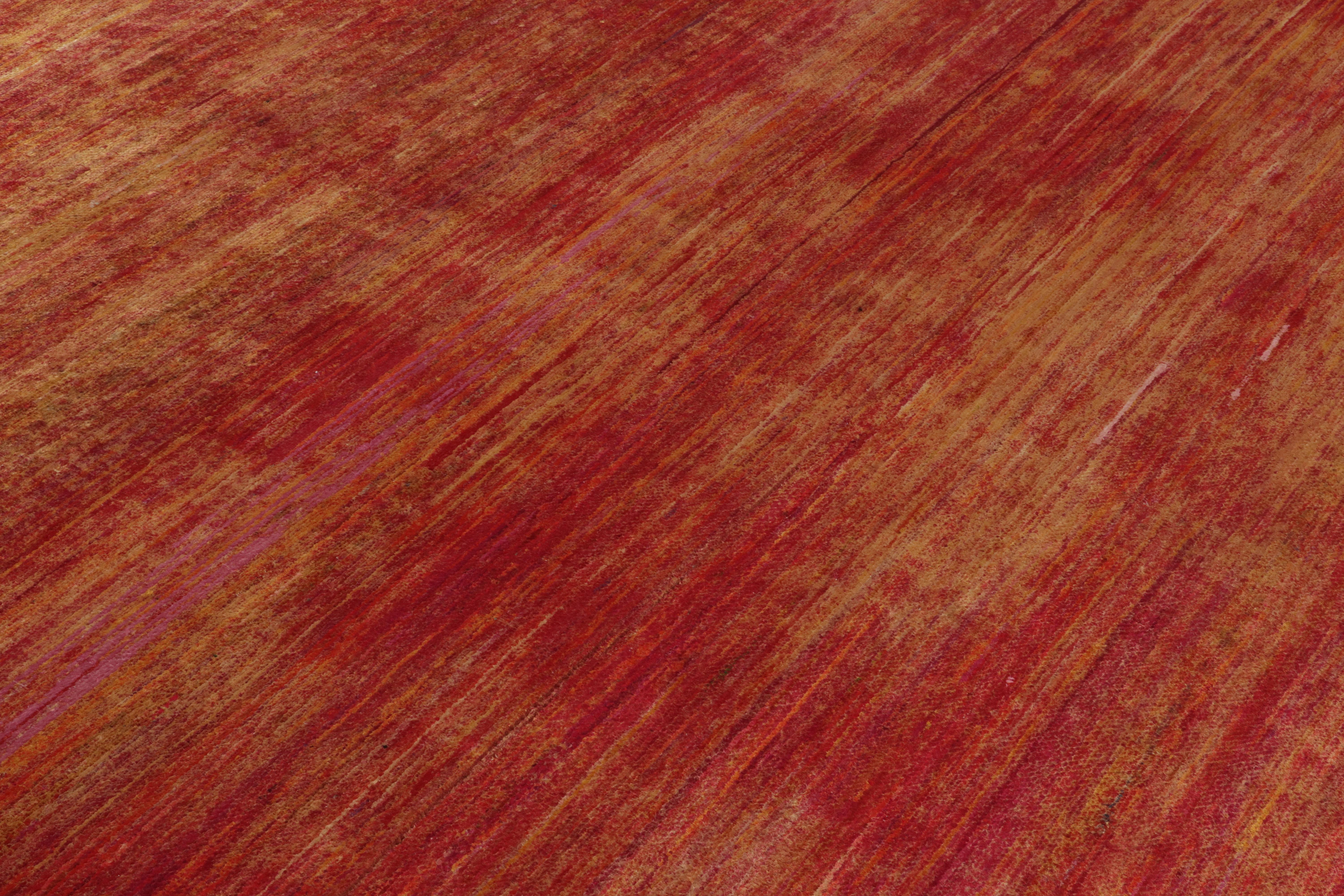 Moderno Rug & Kilim: un tappeto moderno dai toni rossi e dorati e dalle striature in vendita