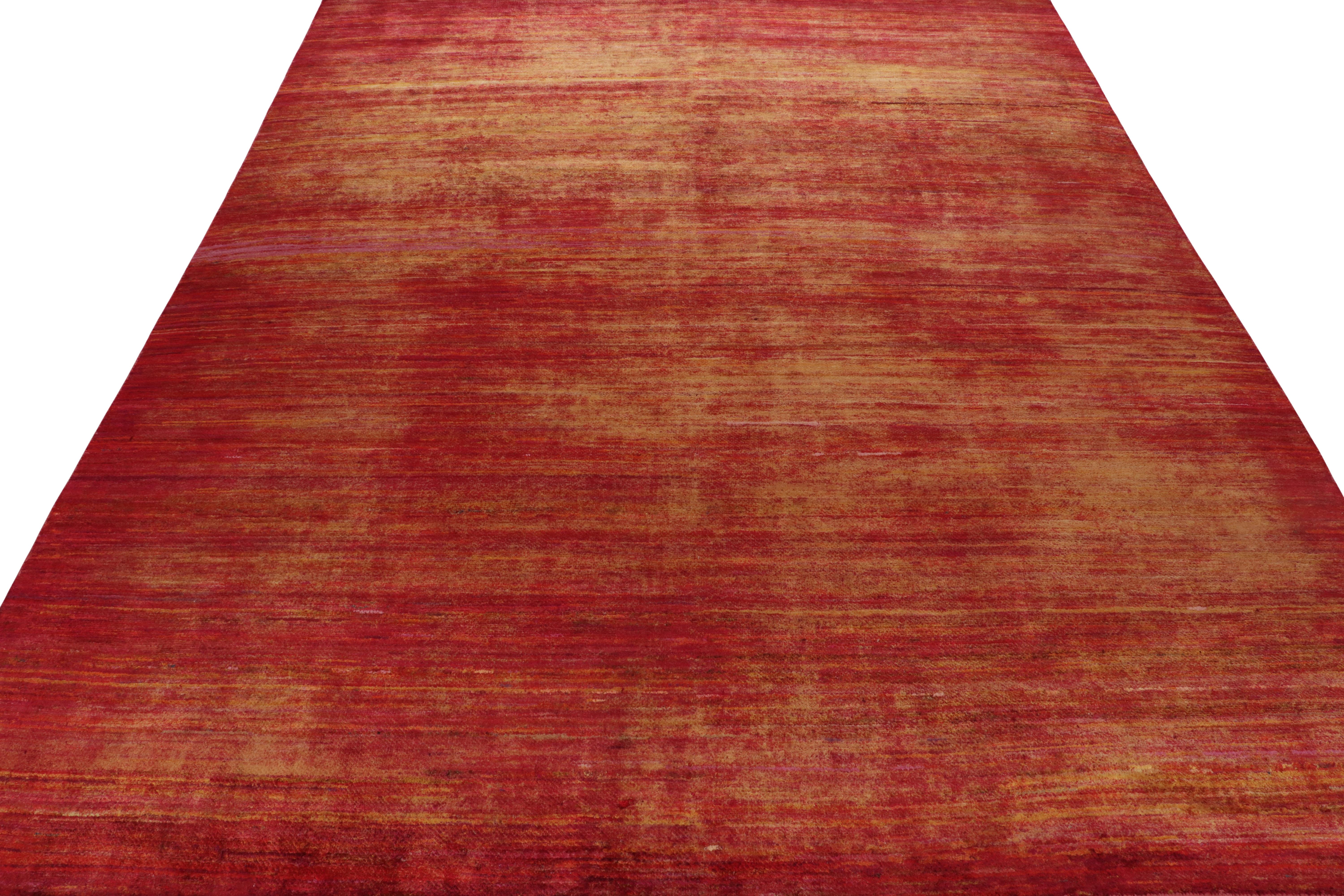 Rug & Kilims moderner Strukturteppich in Rot- und Goldtönen und Streifen (Indisch) im Angebot